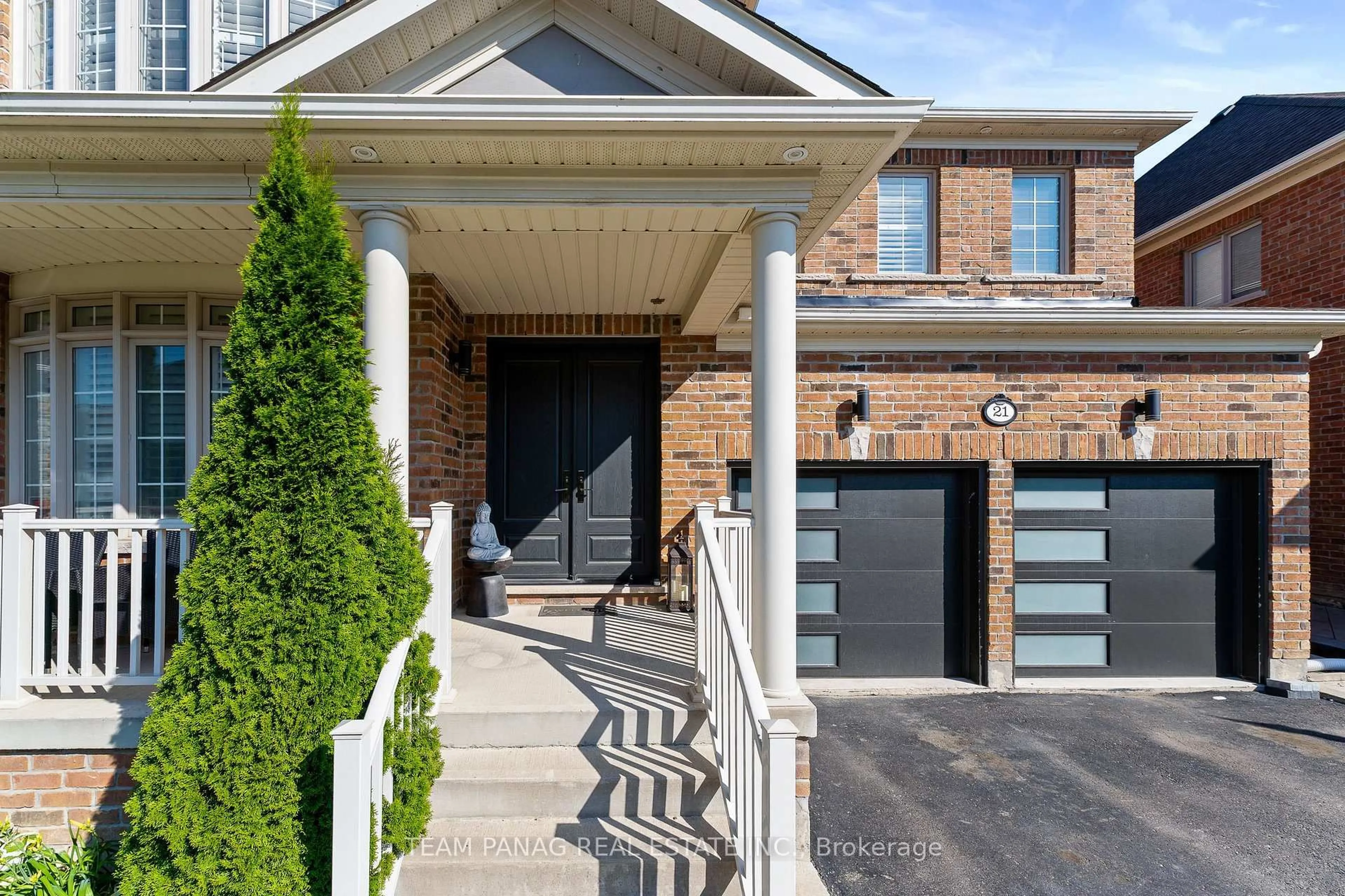 Home with brick exterior material, street for 21 Lauderhill Rd, Brampton Ontario L6P 2Z1