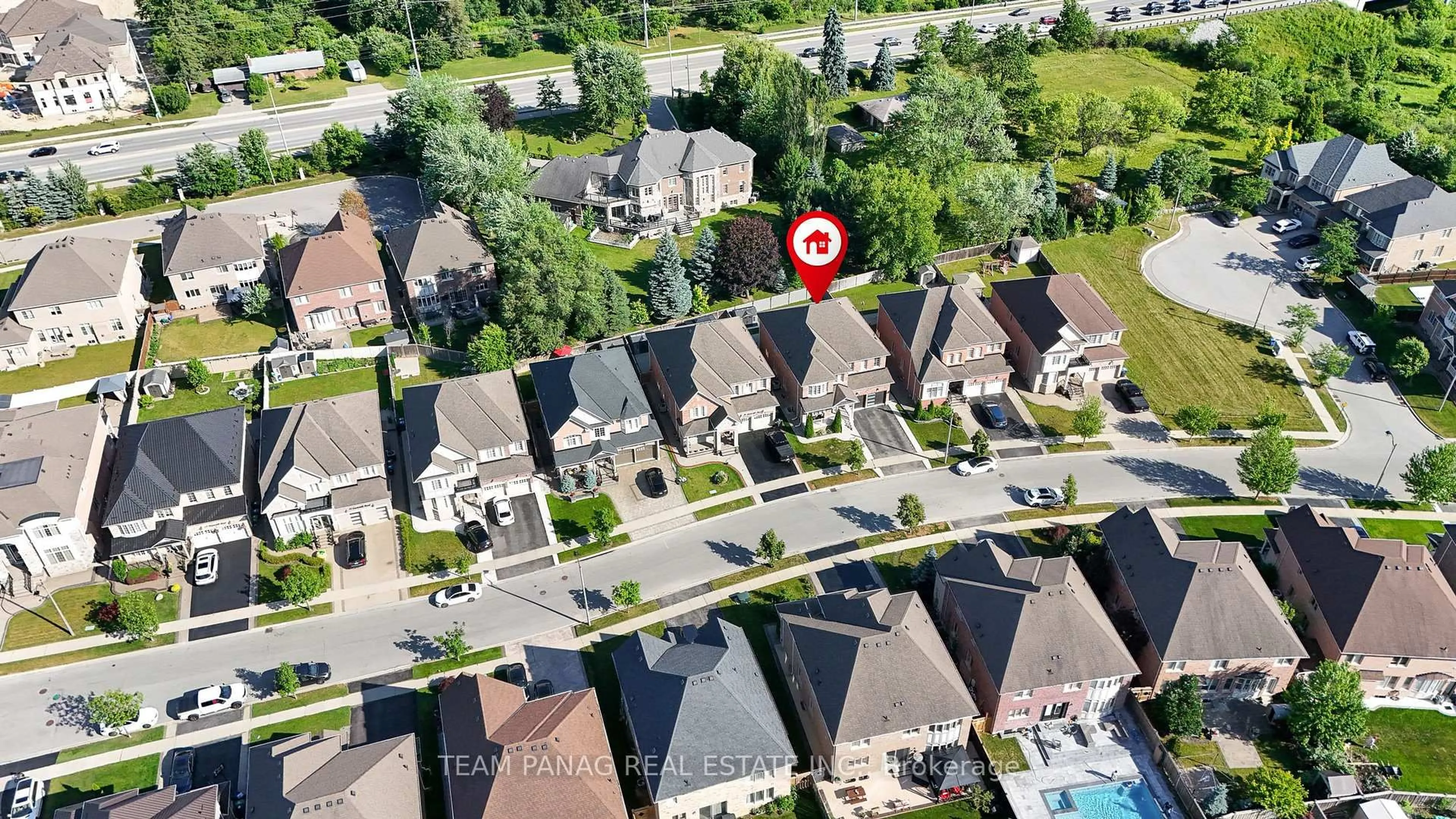 A pic from outside/outdoor area/front of a property/back of a property/a pic from drone, street for 21 Lauderhill Rd, Brampton Ontario L6P 2Z1