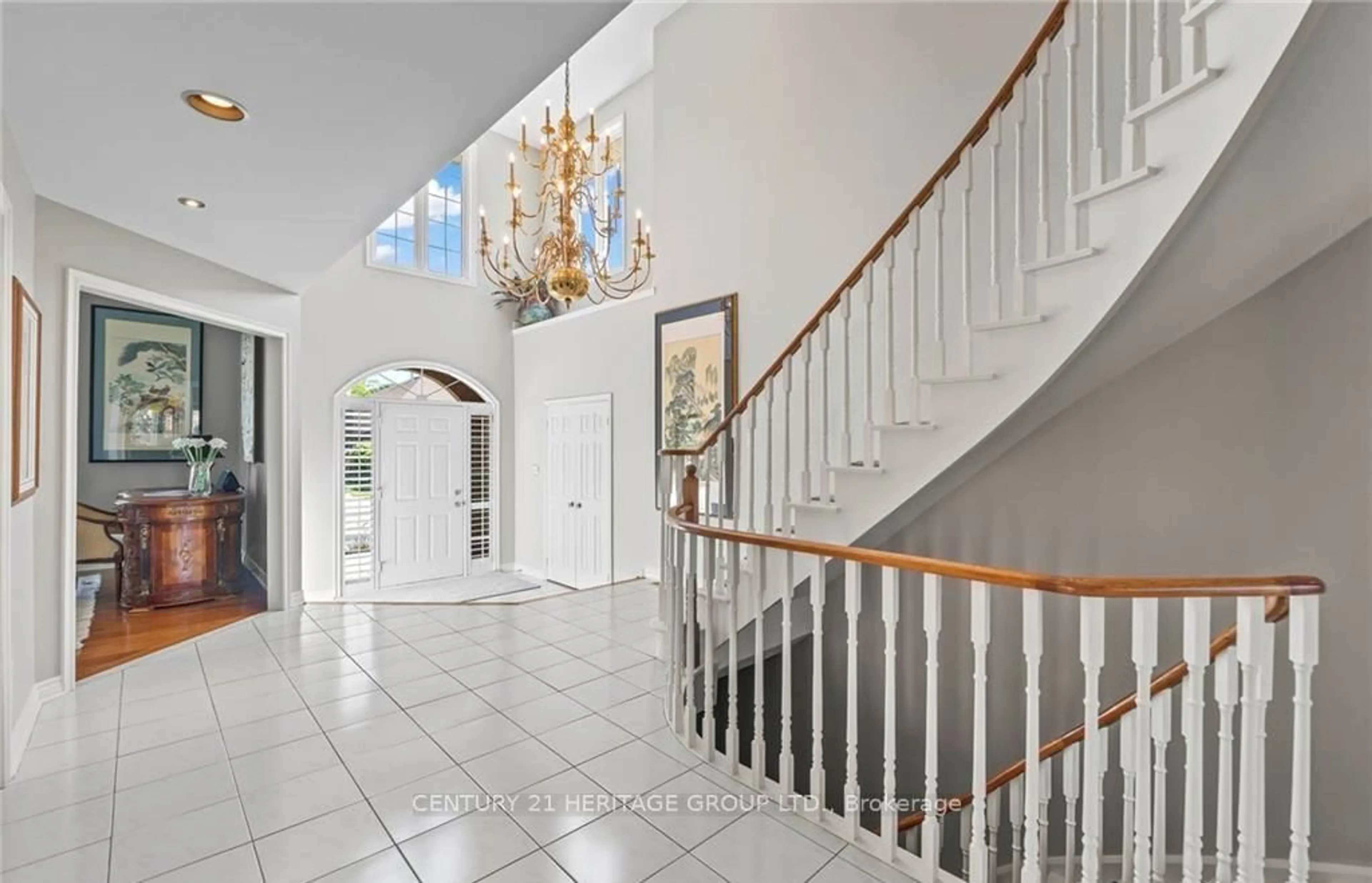 Indoor foyer for 2010 Parklane Cres, Burlington Ontario L7M 3V5