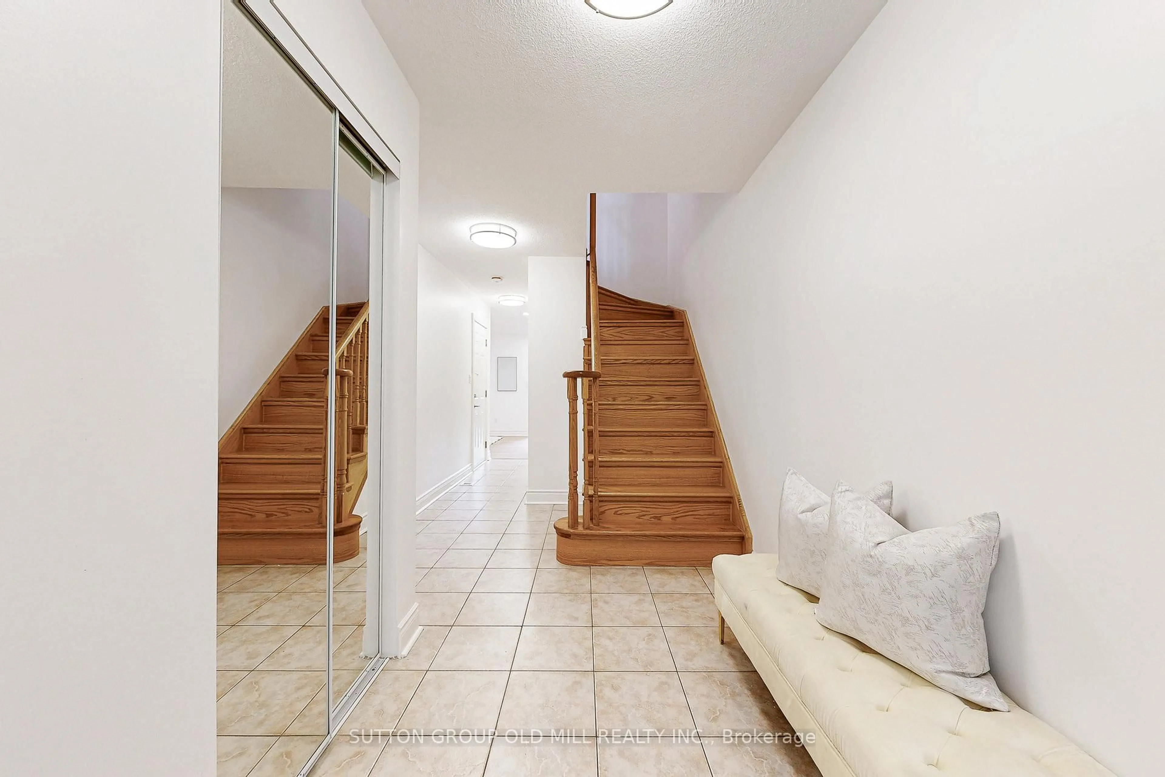 Indoor foyer for 29 Yachters Lane, Toronto Ontario M8V 4C5