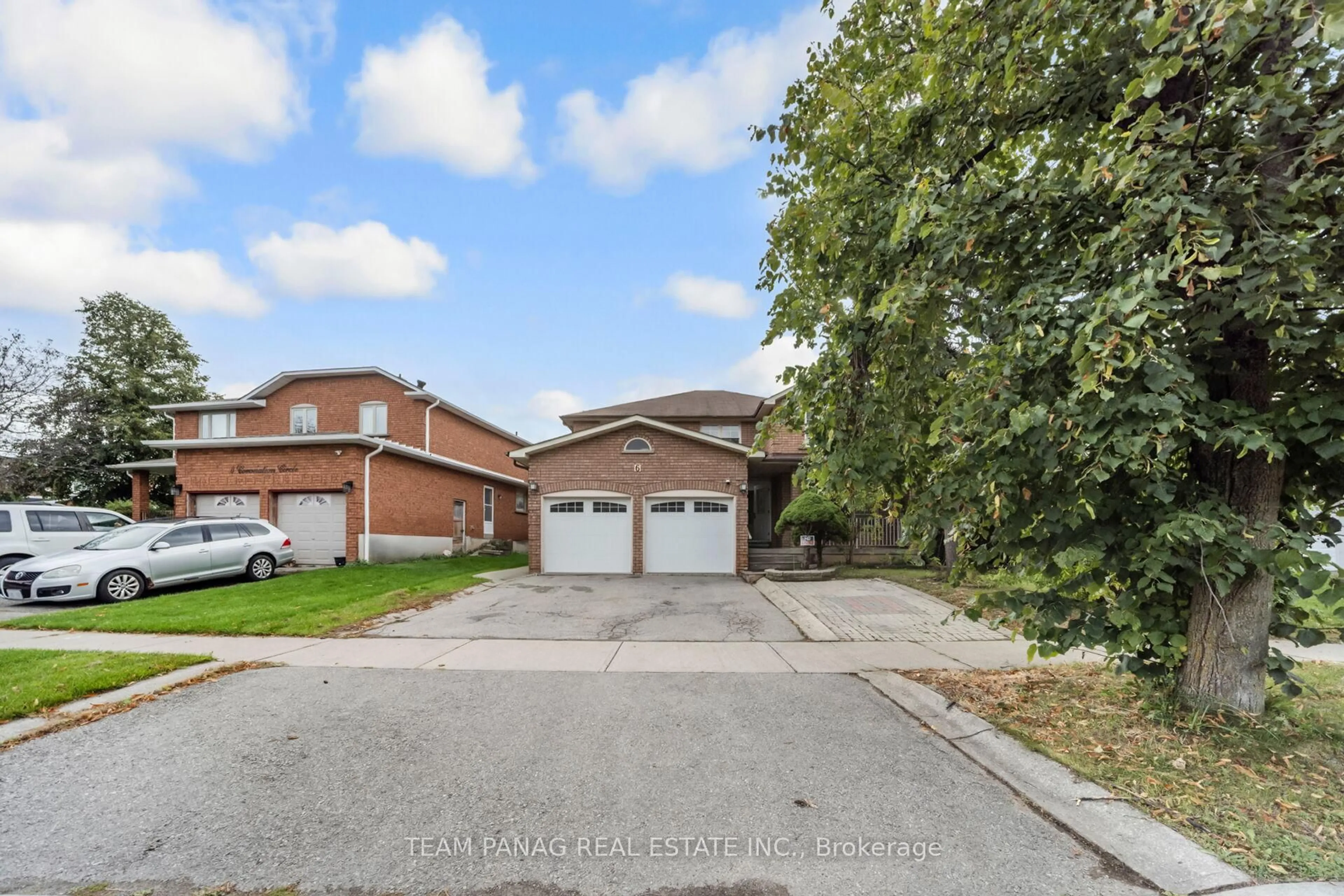 A pic from outside/outdoor area/front of a property/back of a property/a pic from drone, street for 6 Coronation Circ, Brampton Ontario L6Z 3Z6