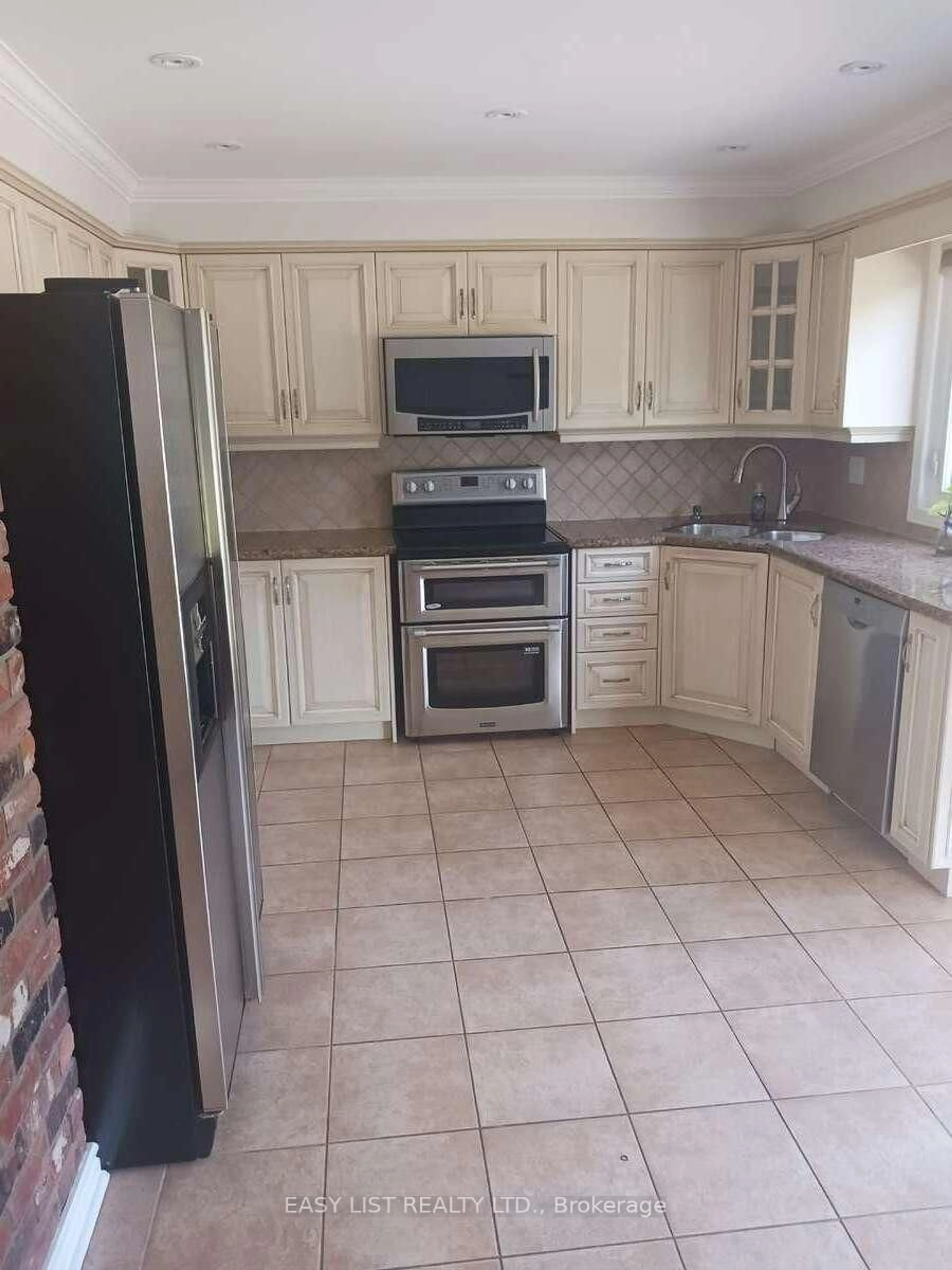 Standard kitchen, ceramic/tile floor for 6 Mcarthur Hts, Brampton Ontario L6Z 3N3