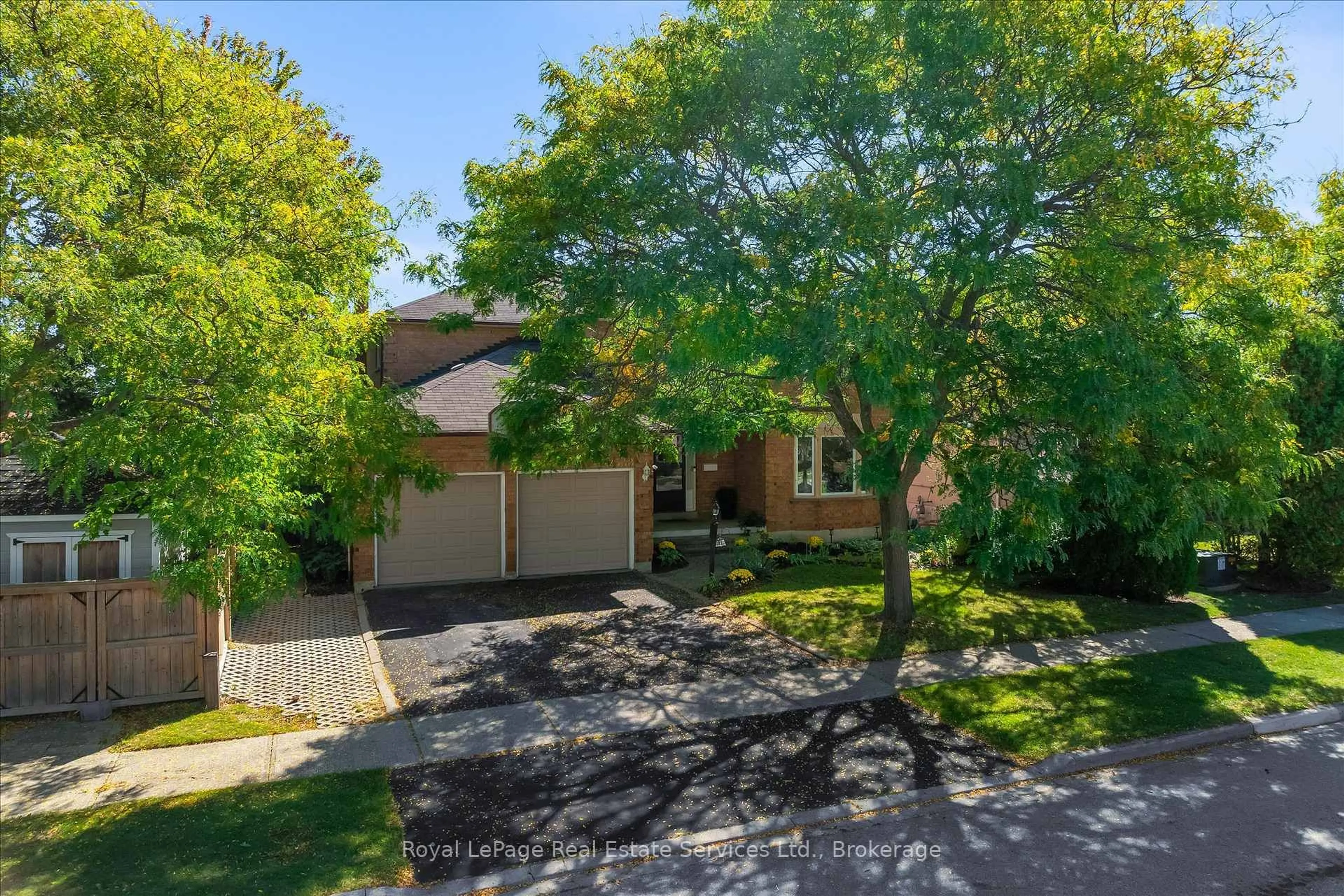 A pic from outside/outdoor area/front of a property/back of a property/a pic from drone, street for 2938 Mulberry Dr, Oakville Ontario L6J 7H3