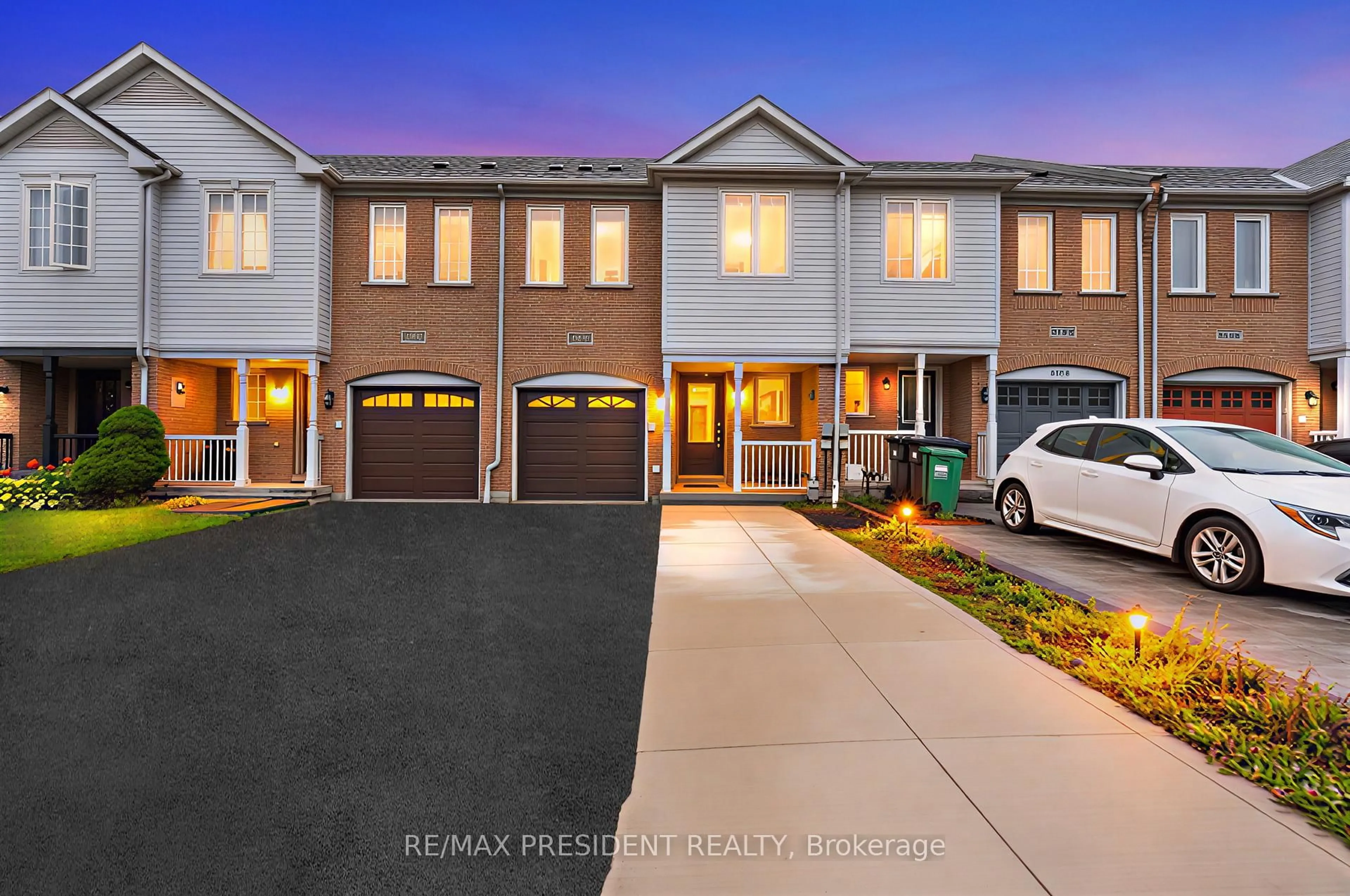 A pic from outside/outdoor area/front of a property/back of a property/a pic from drone, street for 3152 Angel Pass Drive Dr, Mississauga Ontario L5M 7R5