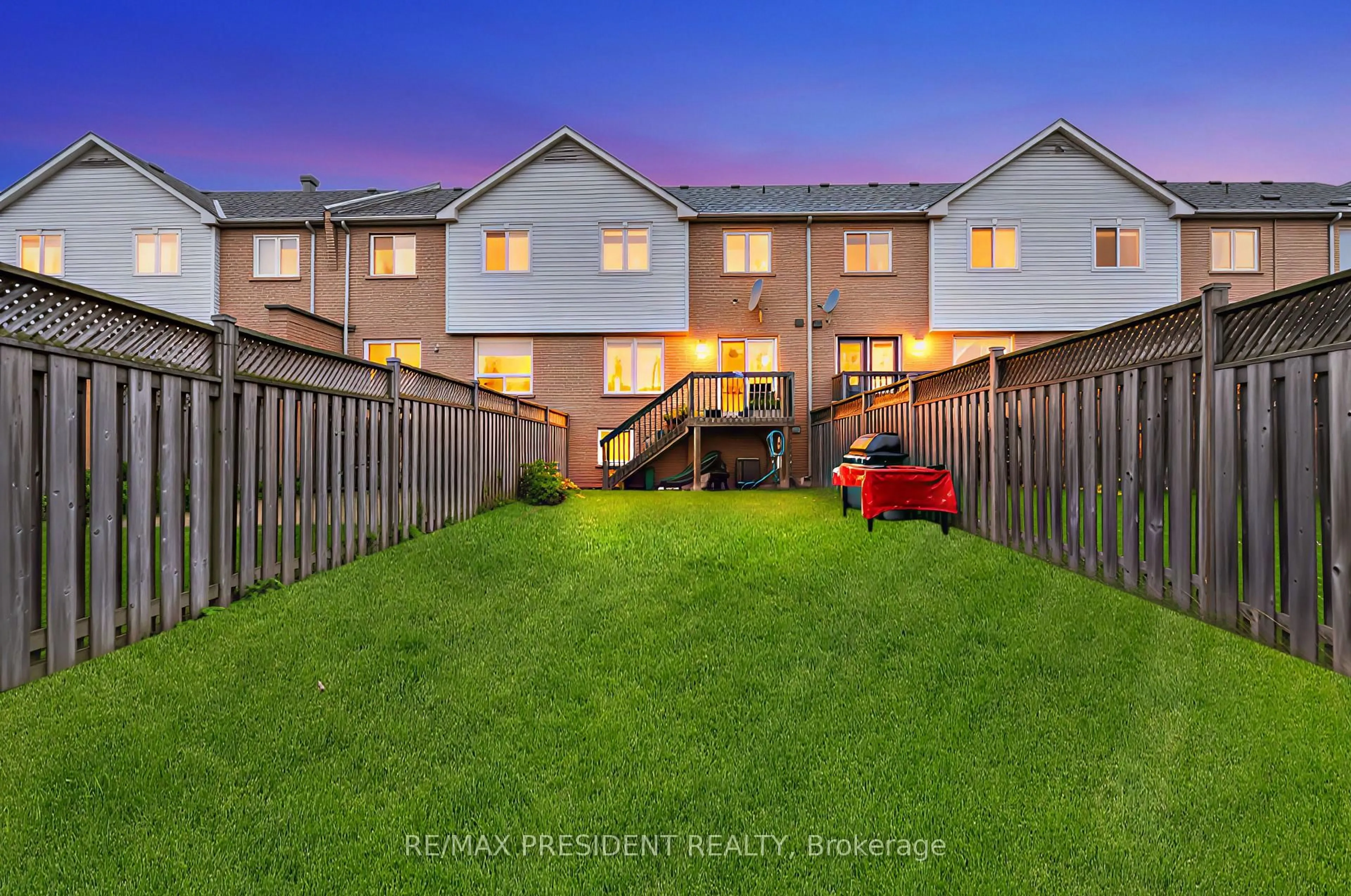 A pic from outside/outdoor area/front of a property/back of a property/a pic from drone, street for 3152 Angel Pass Drive Dr, Mississauga Ontario L5M 7R5