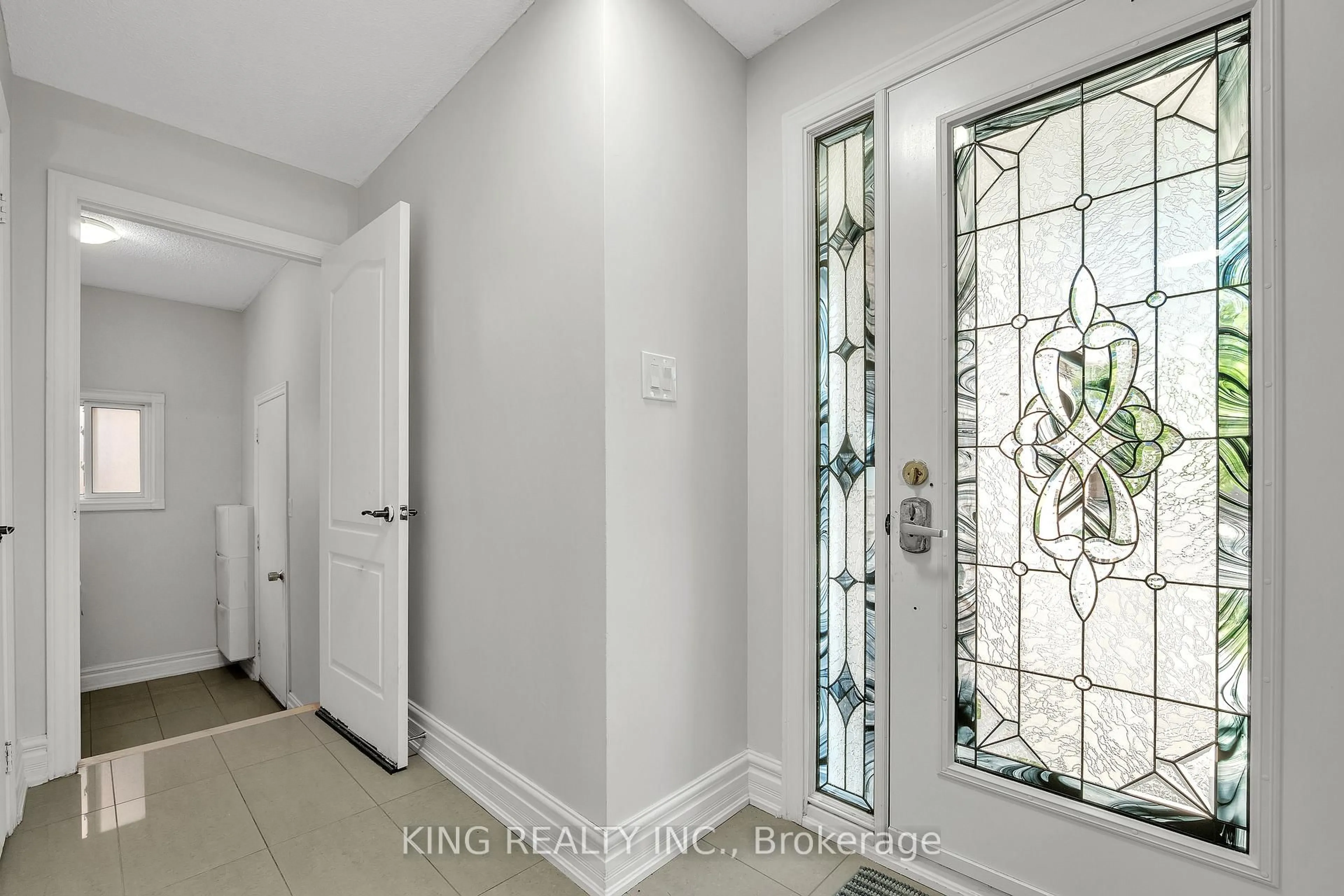 Indoor entryway for 51 Pennsylvania Ave, Brampton Ontario L6Y 4P3