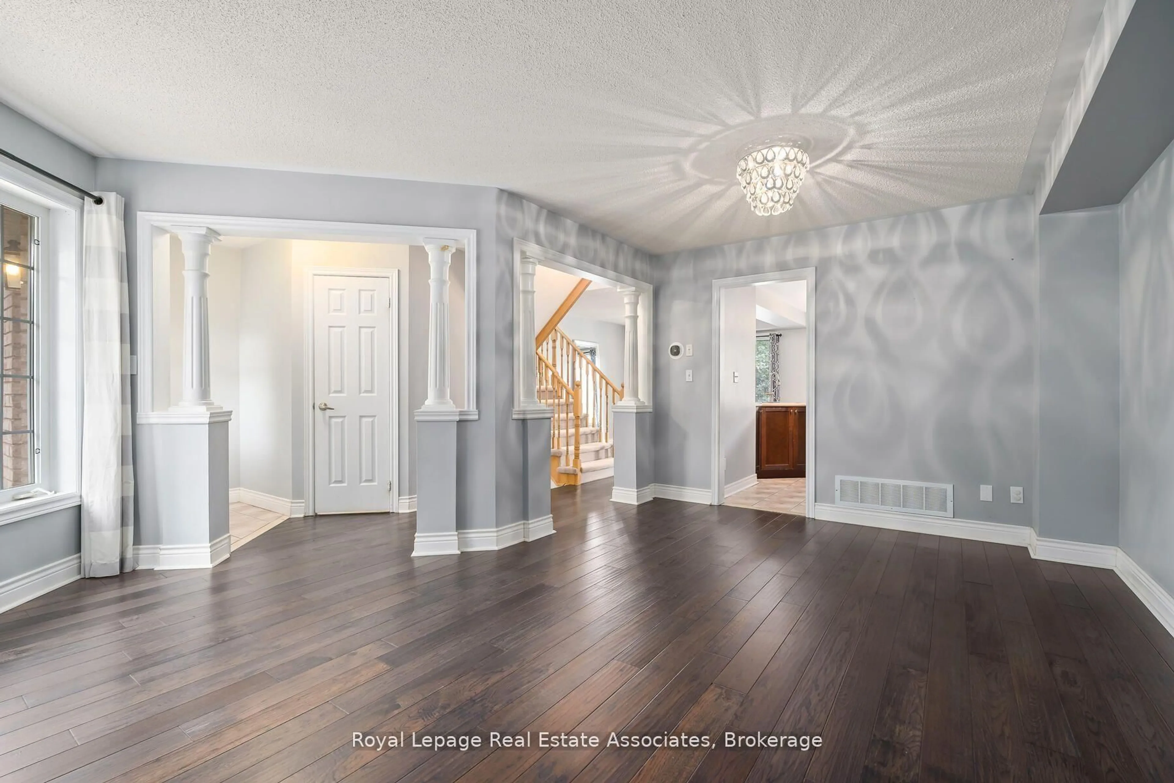 Indoor entryway for 149 Mowat Cres, Halton Hills Ontario L7G 6A8