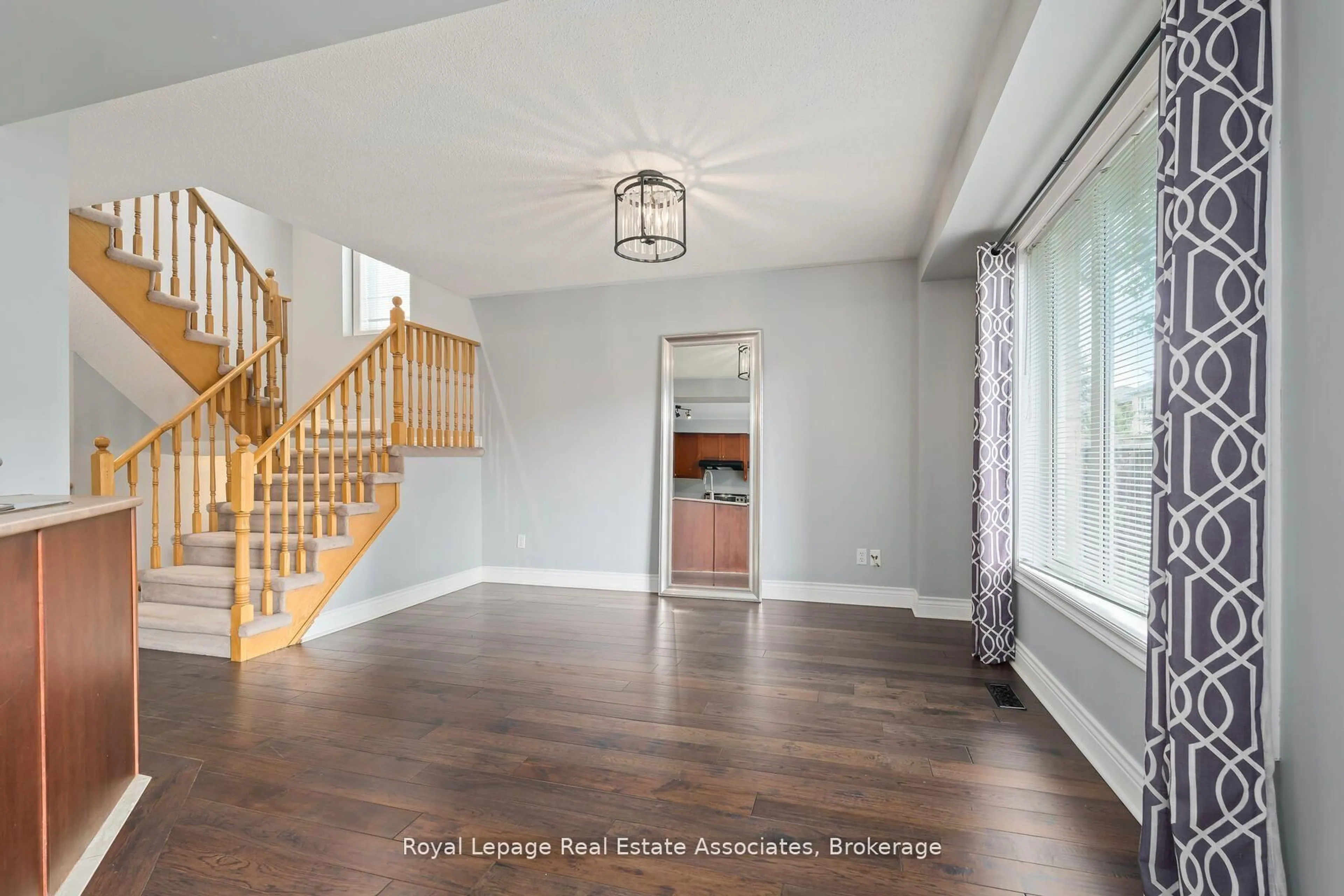 Indoor entryway for 149 Mowat Cres, Halton Hills Ontario L7G 6A8