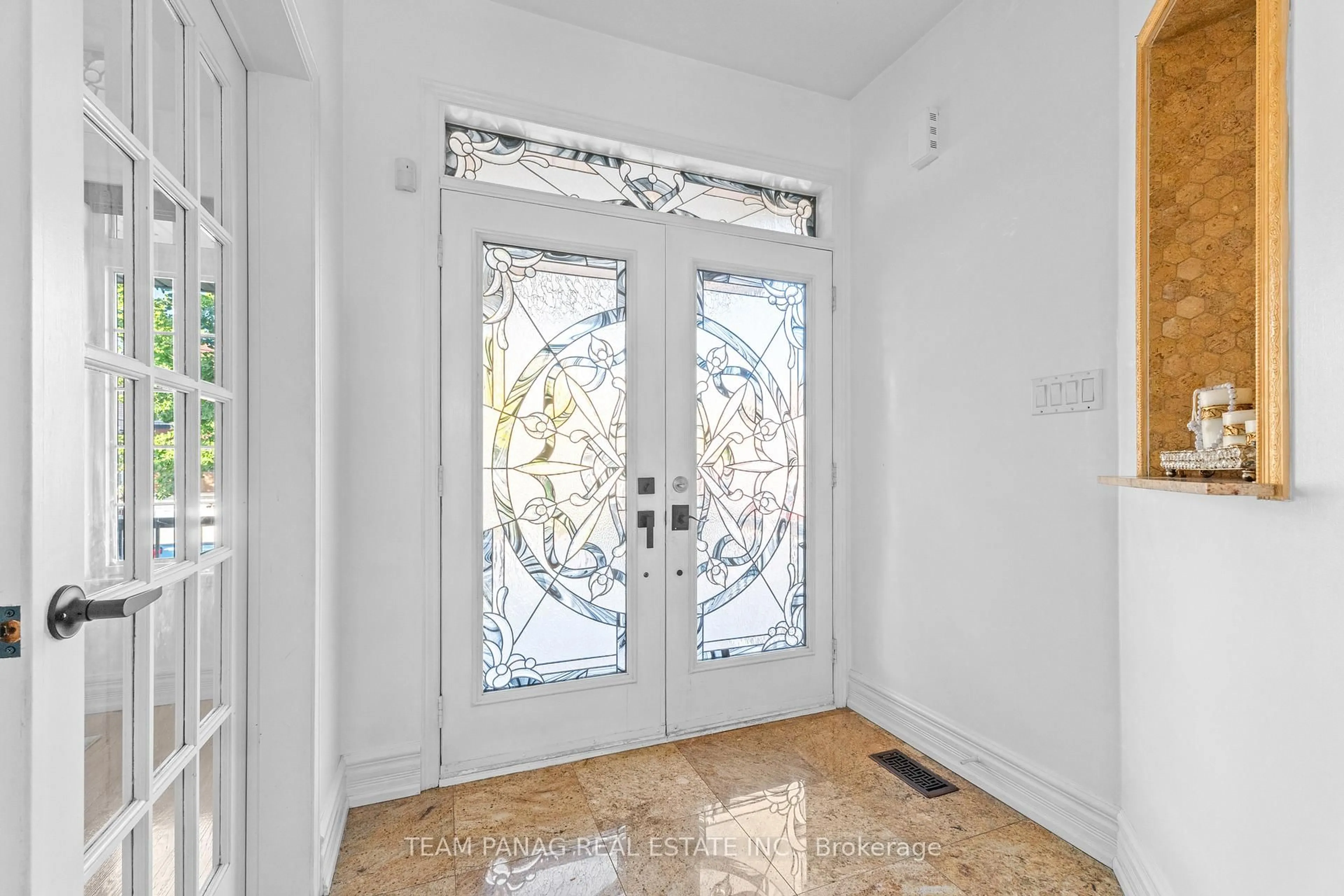 Indoor entryway for 20 Lion Pride Lane, Brampton Ontario L6R 3E4