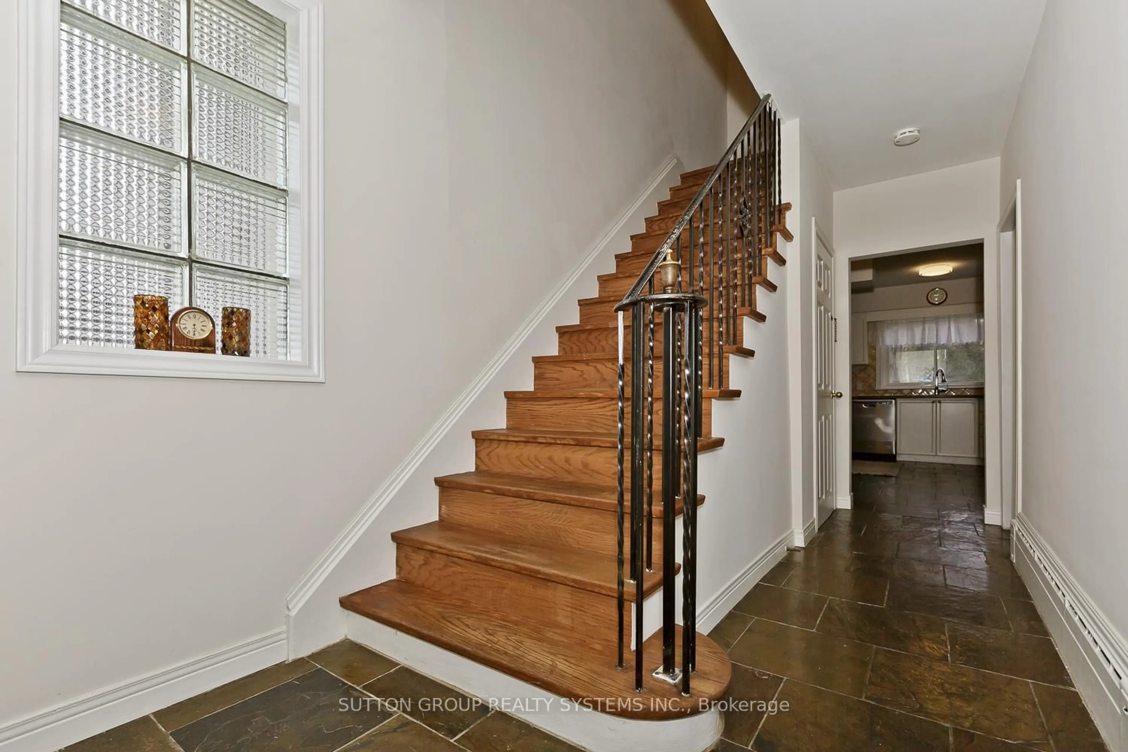 Stairs for 1236 Ogden Ave, Mississauga Ontario L5E 2H4