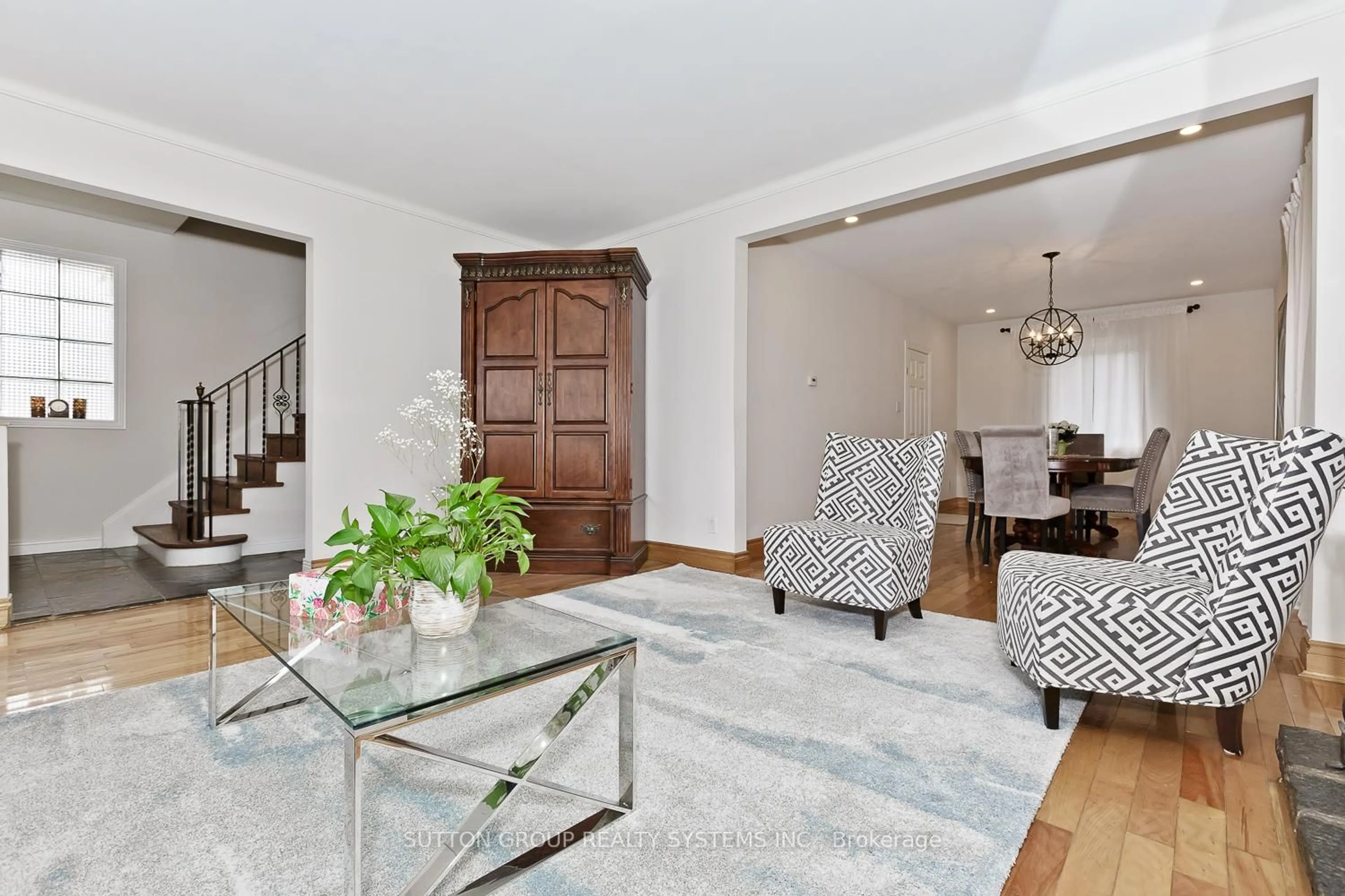 Living room with furniture, unknown for 1236 Ogden Ave, Mississauga Ontario L5E 2H4