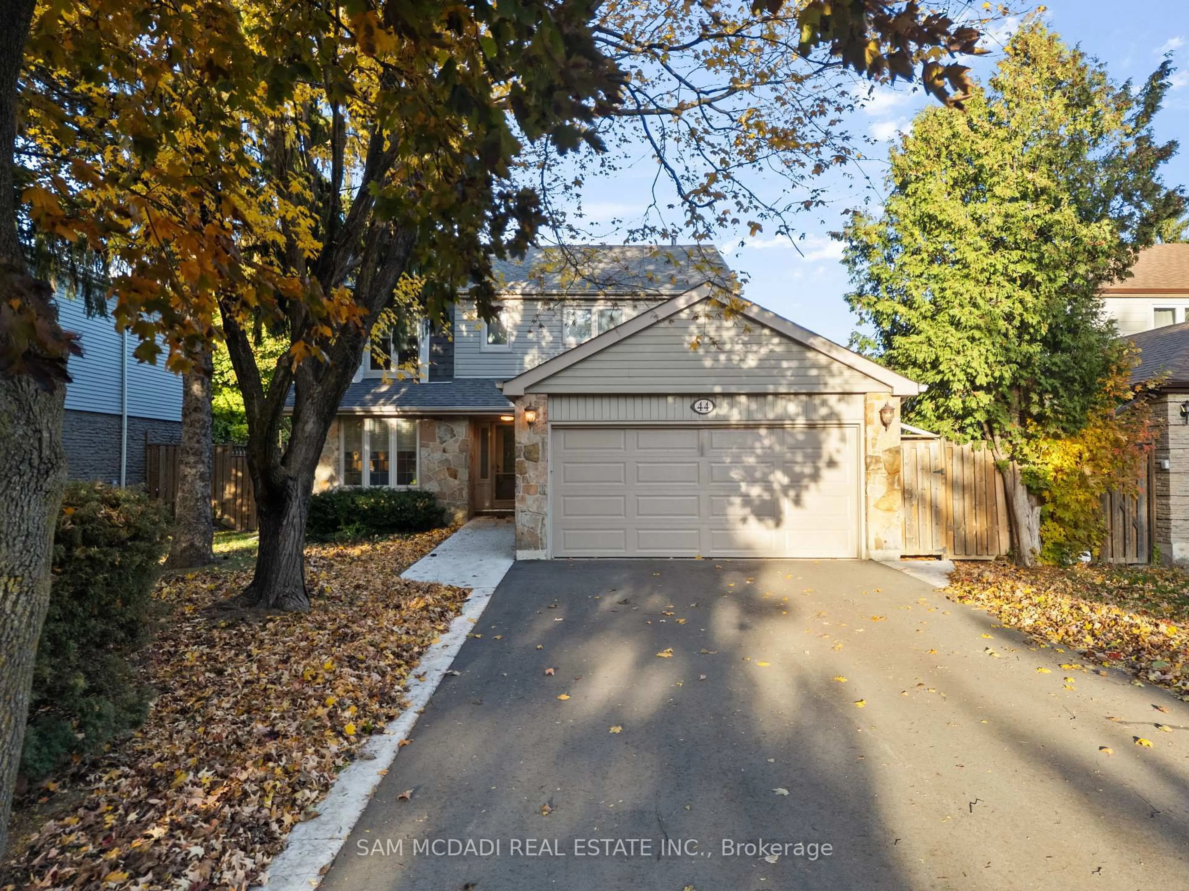 A pic from outside/outdoor area/front of a property/back of a property/a pic from drone, street for 44 Madrid Cres, Brampton Ontario L6S 2X4
