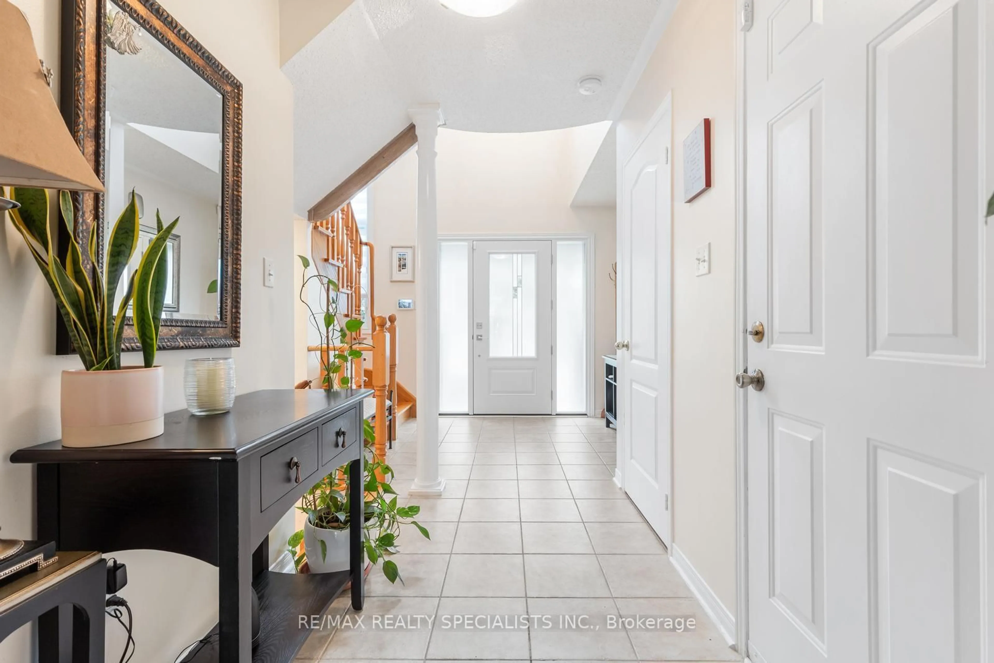 Indoor entryway for 5955 Manzanillo Cres, Mississauga Ontario L5M 6Y3