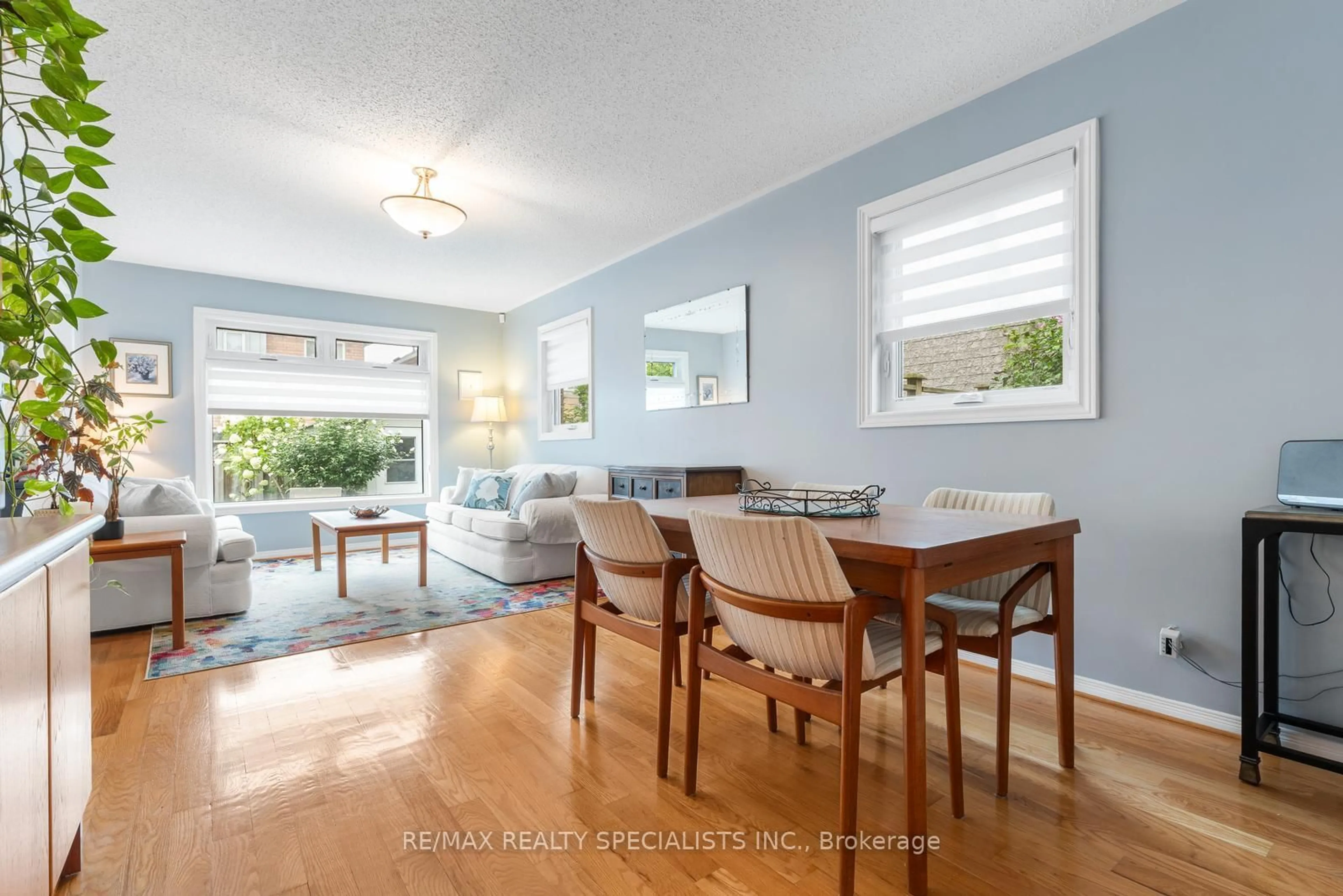 Dining room, wood/laminate floor for 5955 Manzanillo Cres, Mississauga Ontario L5M 6Y3