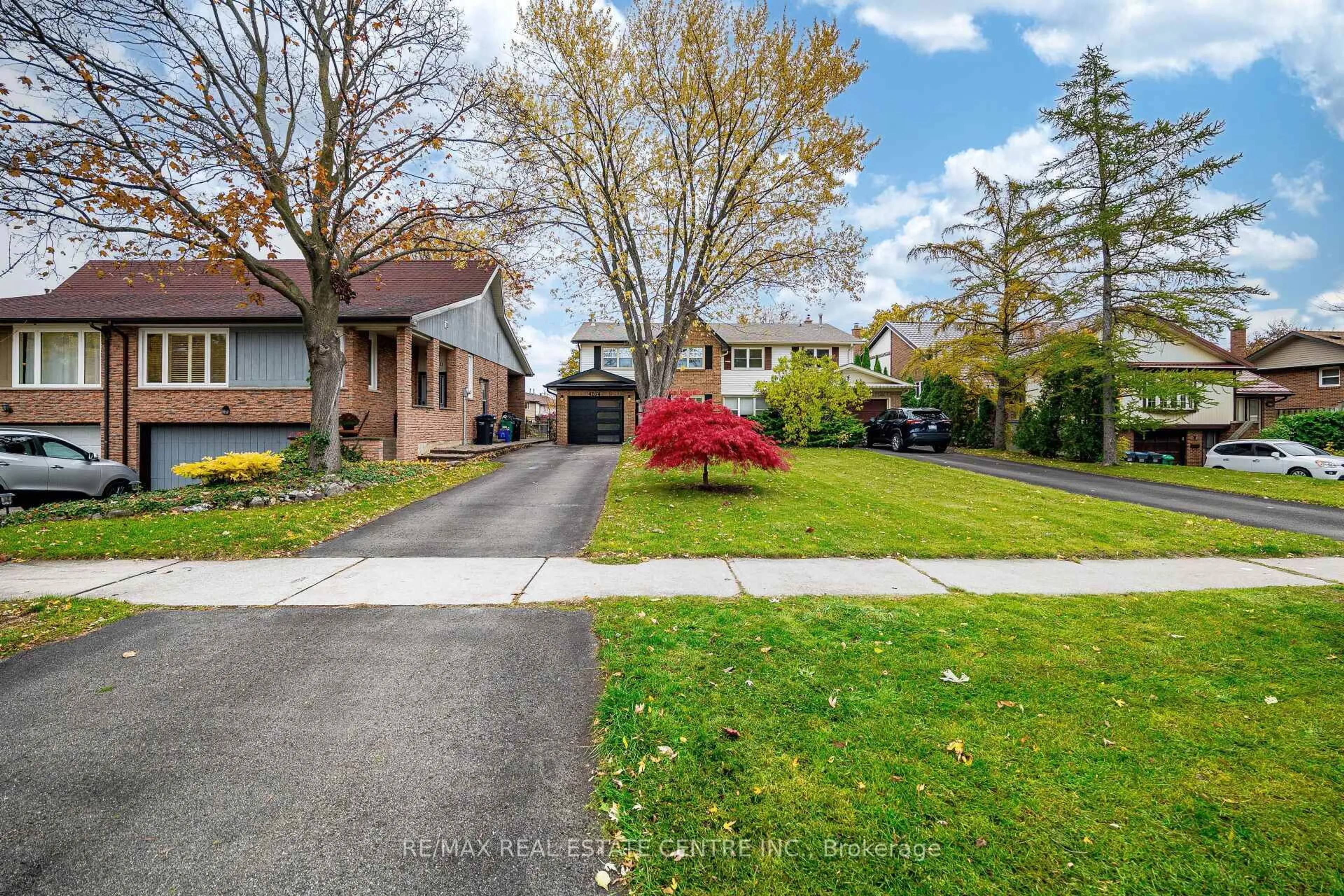 A pic from outside/outdoor area/front of a property/back of a property/a pic from drone, street for 4164 Jefton Cres, Mississauga Ontario L5L 1Z3