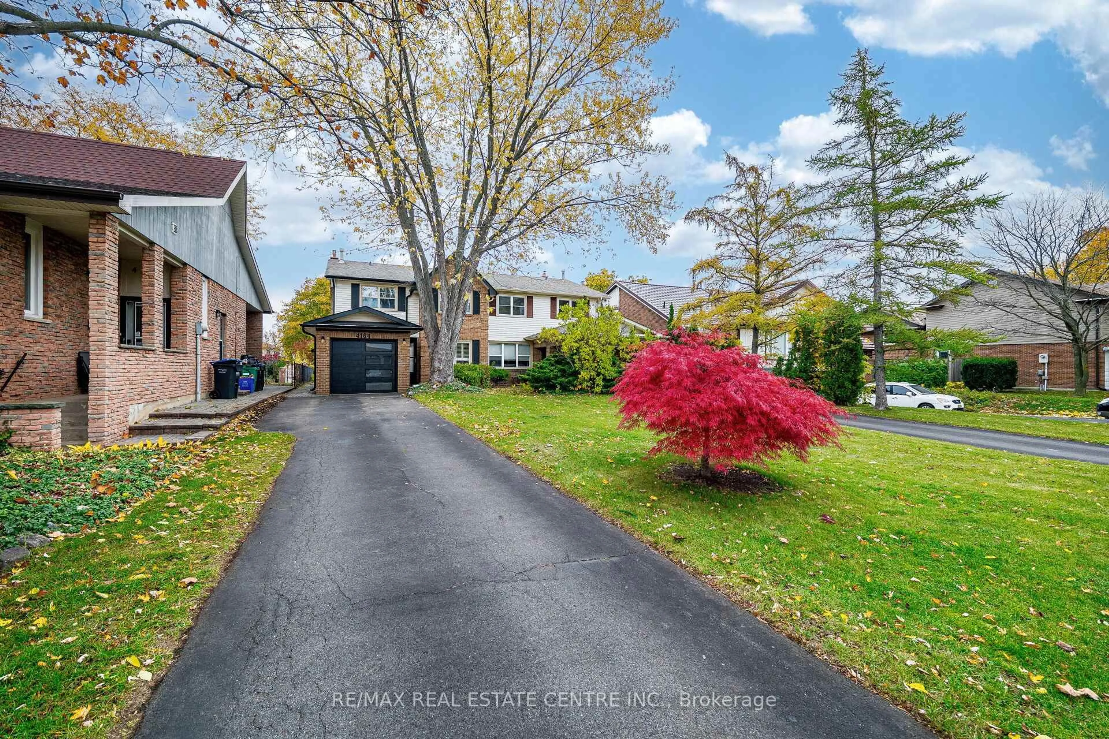 A pic from outside/outdoor area/front of a property/back of a property/a pic from drone, street for 4164 Jefton Cres, Mississauga Ontario L5L 1Z3