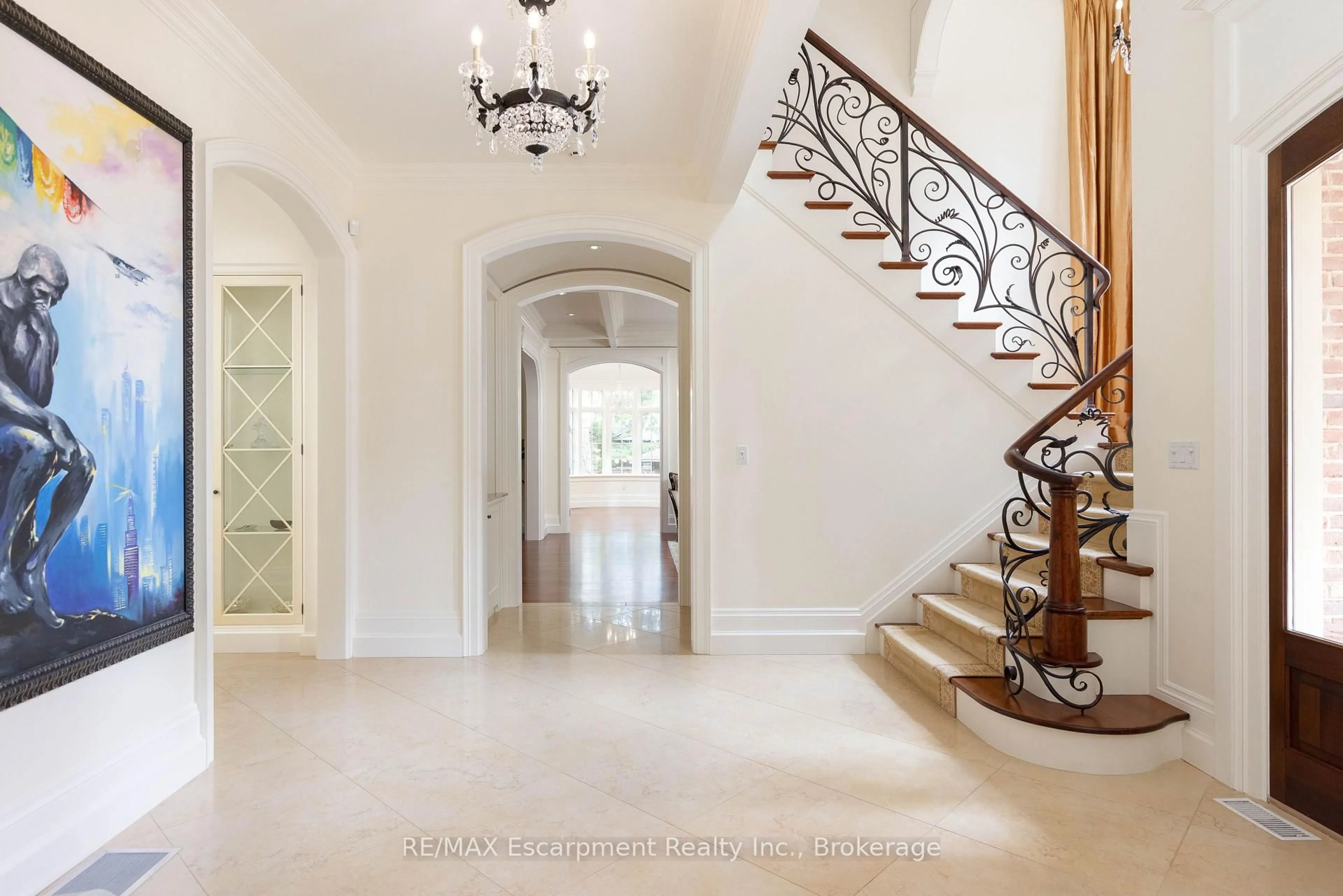 Indoor foyer for 1081 Argyle Dr, Oakville Ontario L6J 1A9