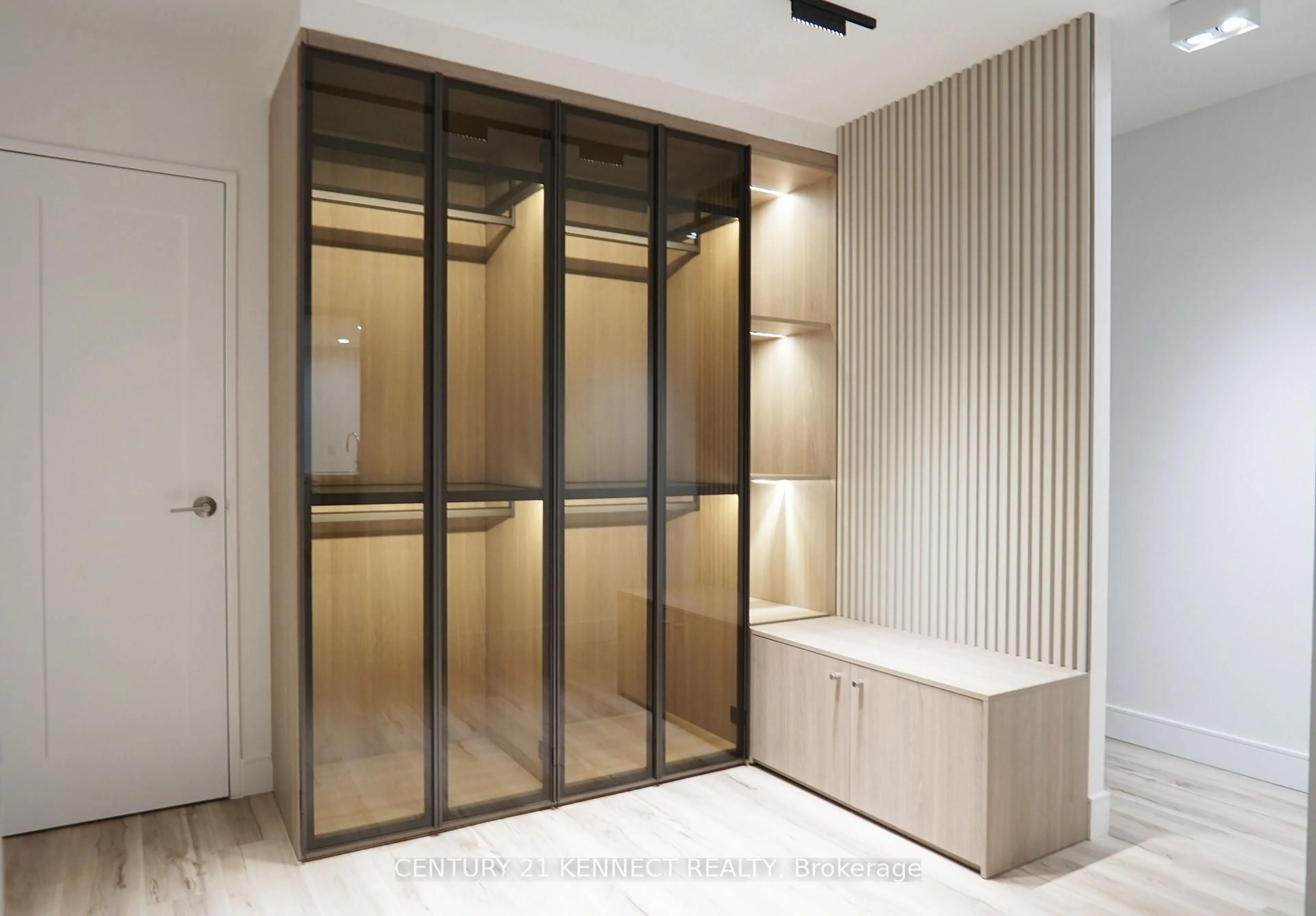 Indoor foyer for 3170 Kirwin Ave #1601, Mississauga Ontario L5A 3R1