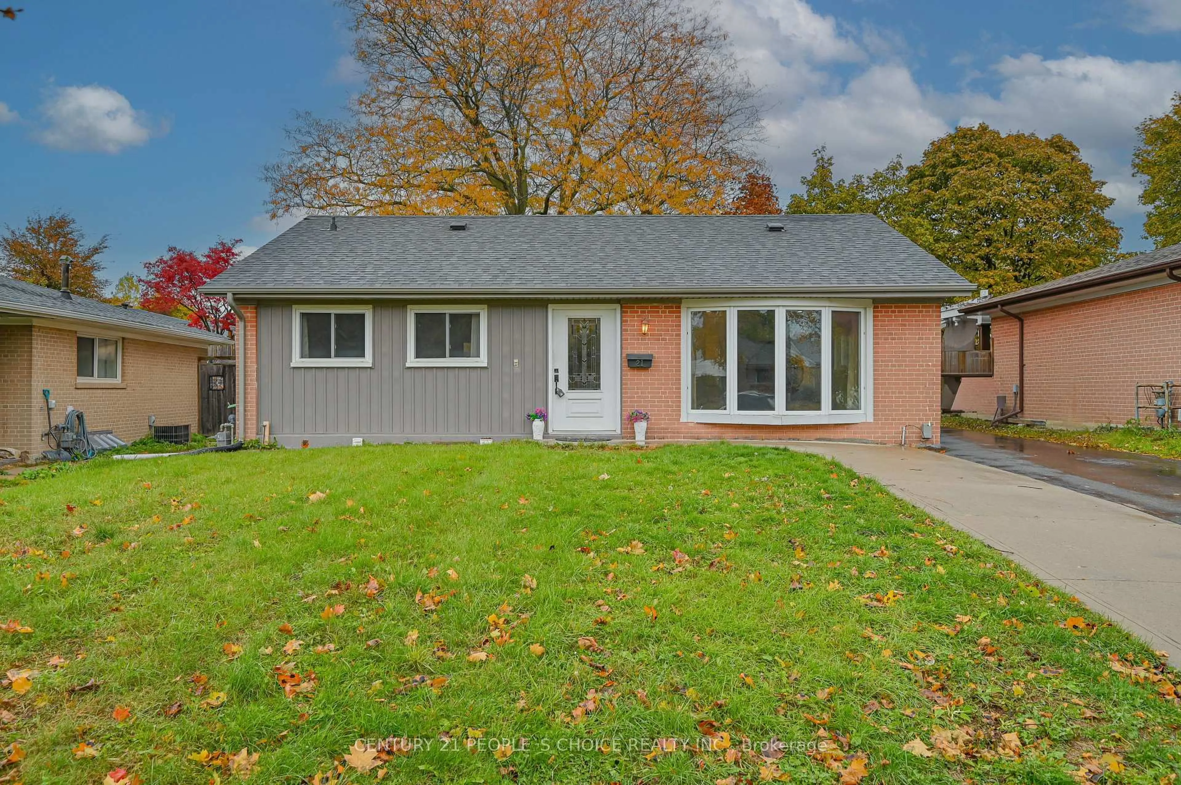 Home with vinyl exterior material, street for 21 Cathedral Rd, Brampton Ontario L6W 2P1