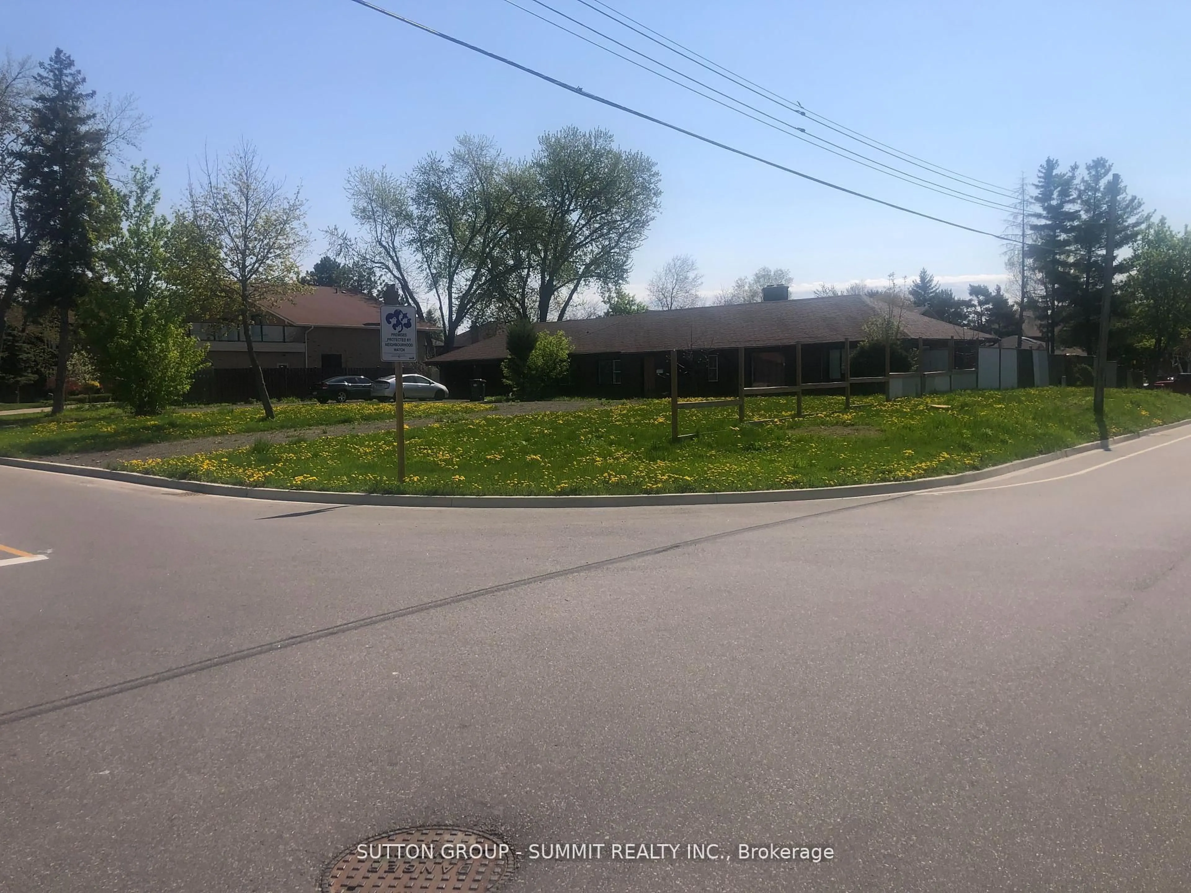A pic from outside/outdoor area/front of a property/back of a property/a pic from drone, street for 1710 CARRINGTON Rd, Mississauga Ontario L5M 2K2