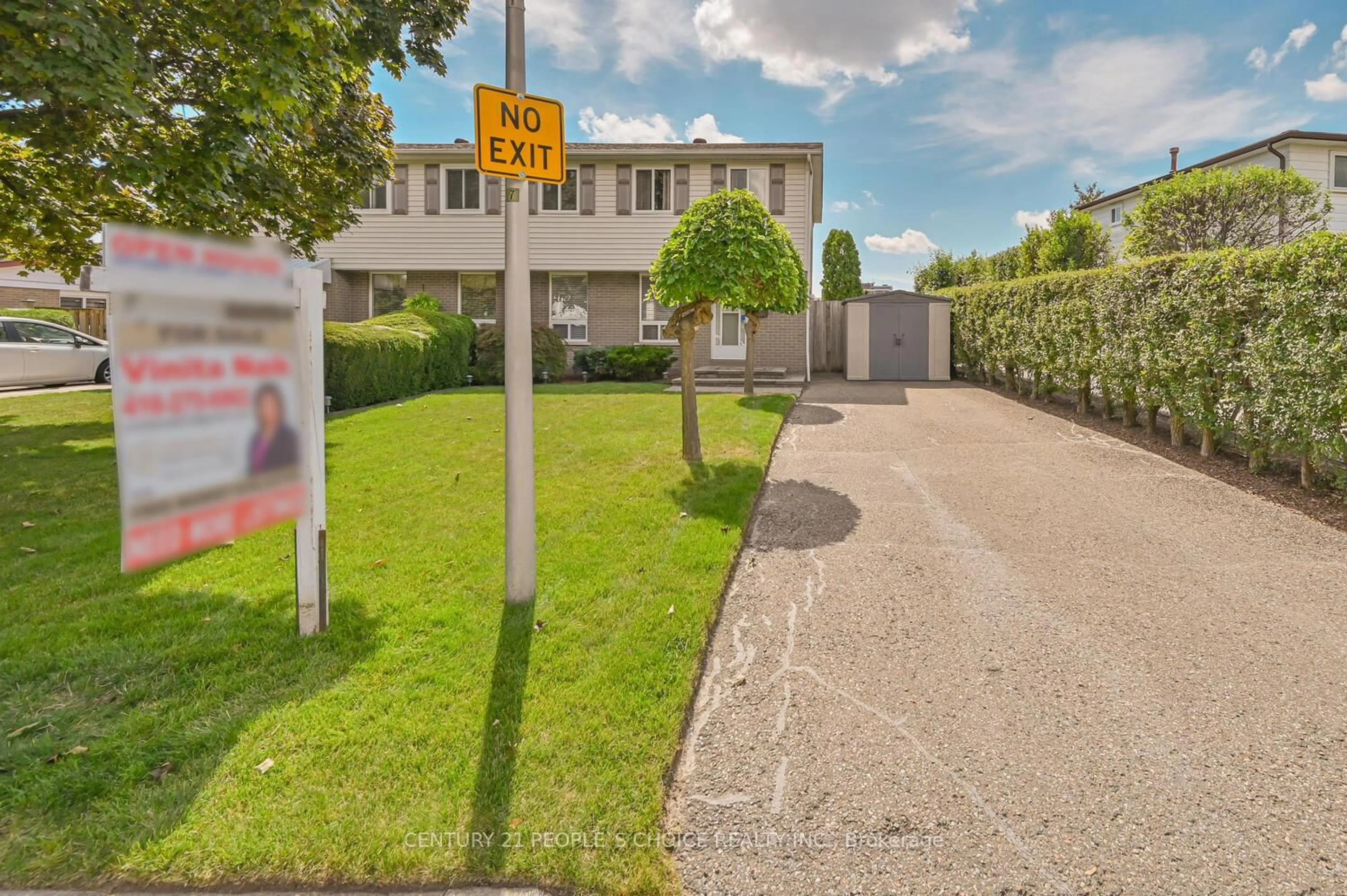 A pic from outside/outdoor area/front of a property/back of a property/a pic from drone, street for 2 Fontaine Crt, Brampton Ontario L6T 3J2