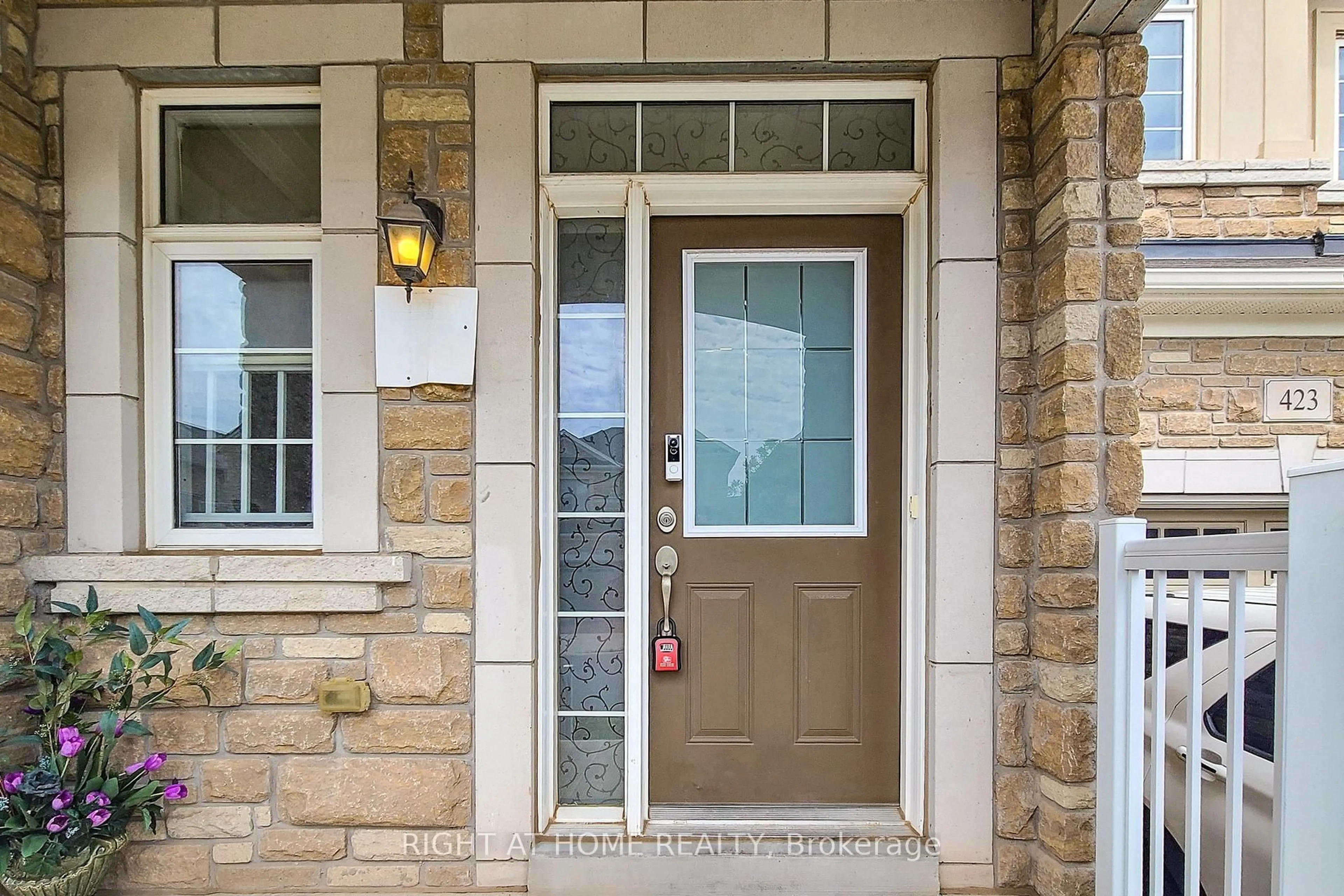 Indoor entryway for 423 Grindstone Tr, Oakville Ontario L6H 0S1