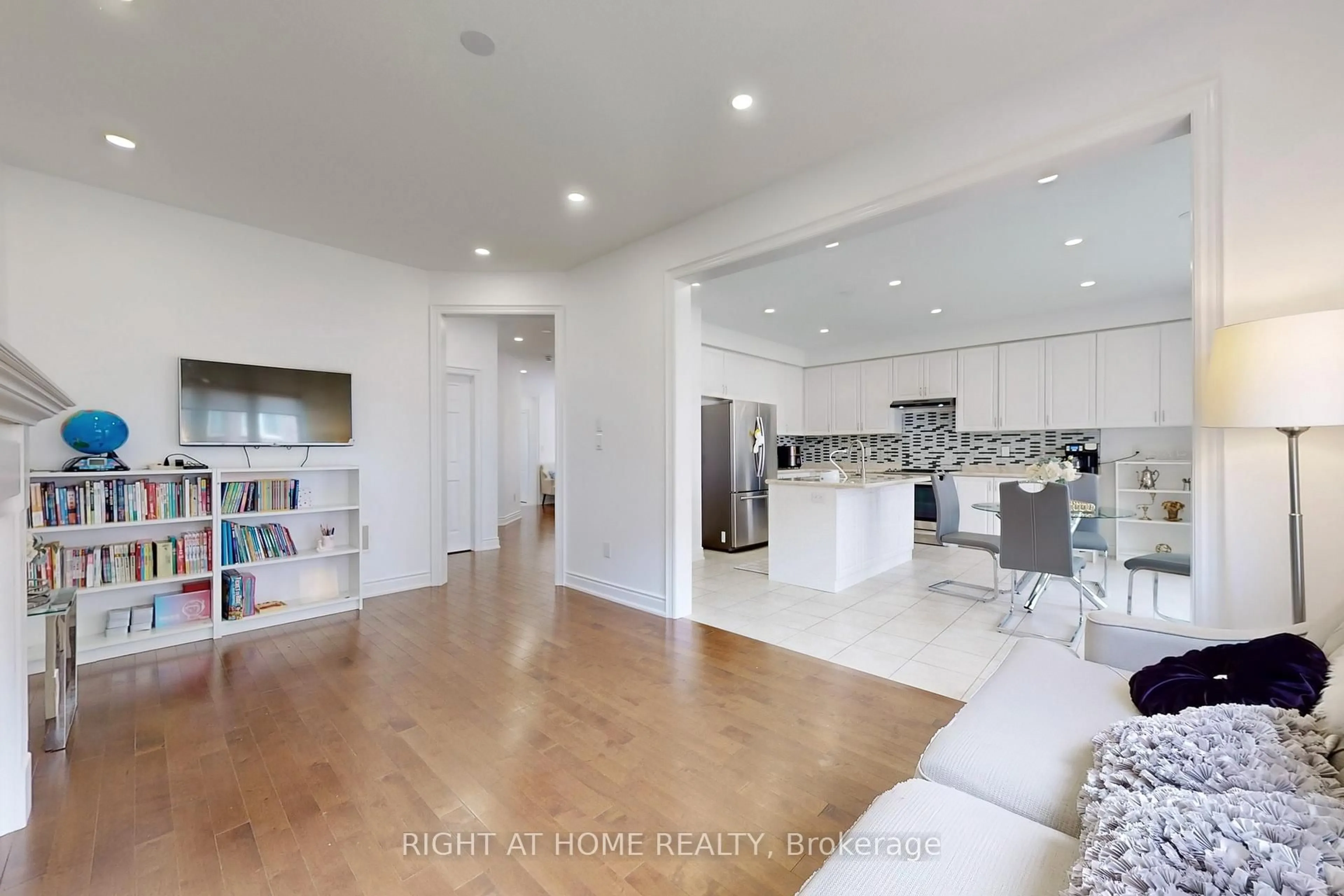 Open concept kitchen, unknown for 423 Grindstone Tr, Oakville Ontario L6H 0S1