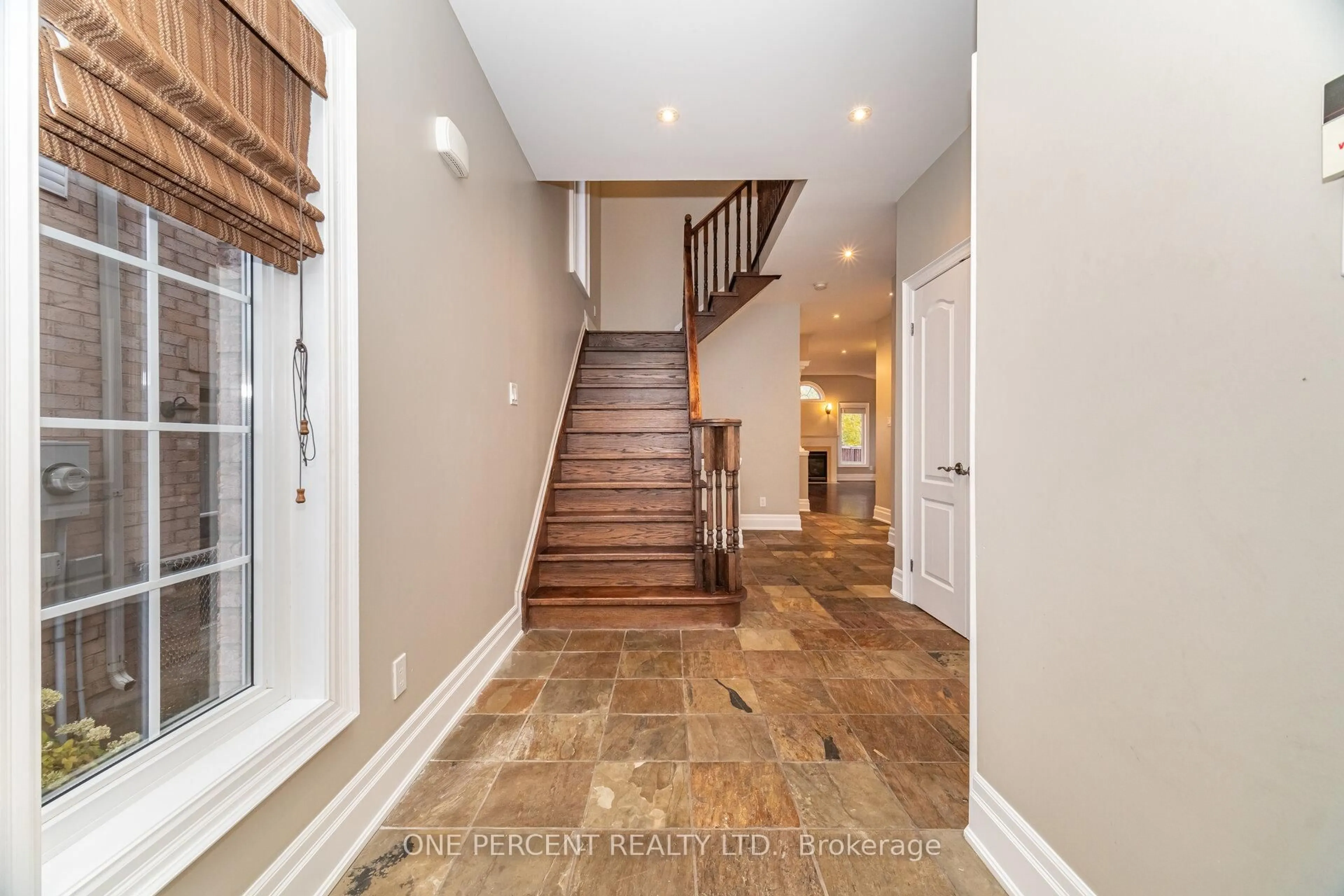 Indoor entryway for 2432 Hilda Dr, Oakville Ontario L6H 7N3
