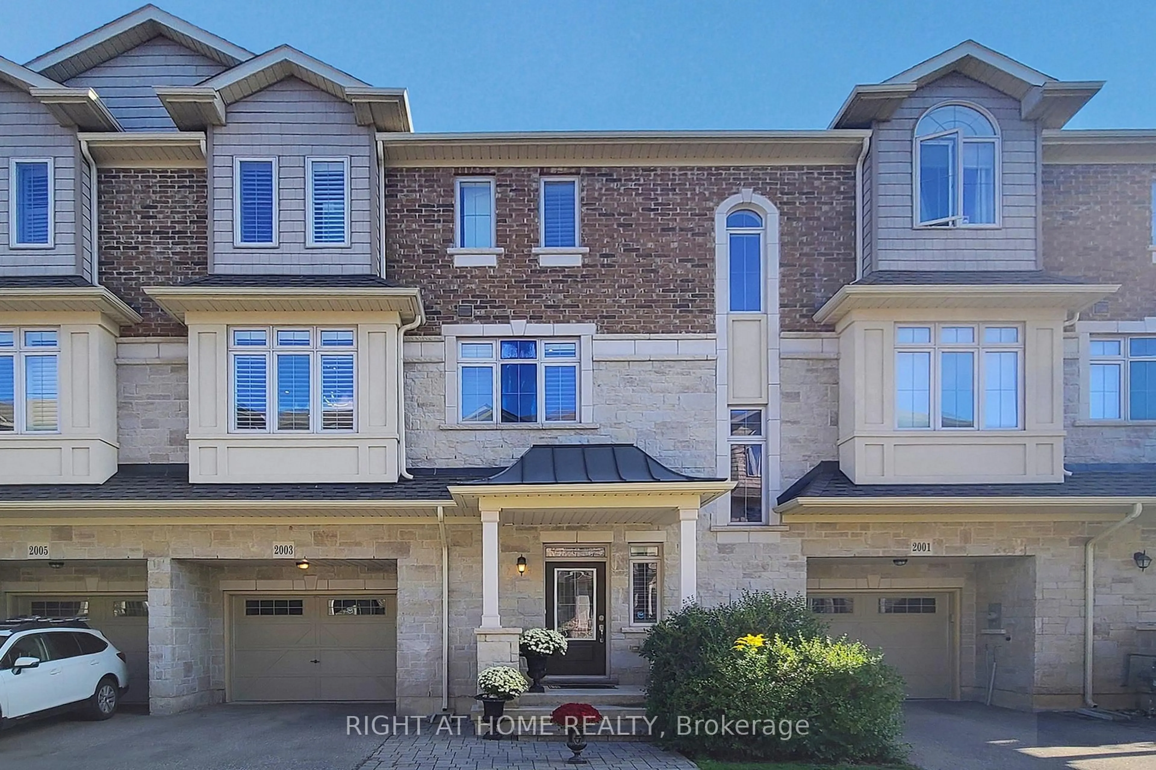 Home with brick exterior material, street for 2003 DEERVIEW Common, Oakville Ontario L6M 0Y2