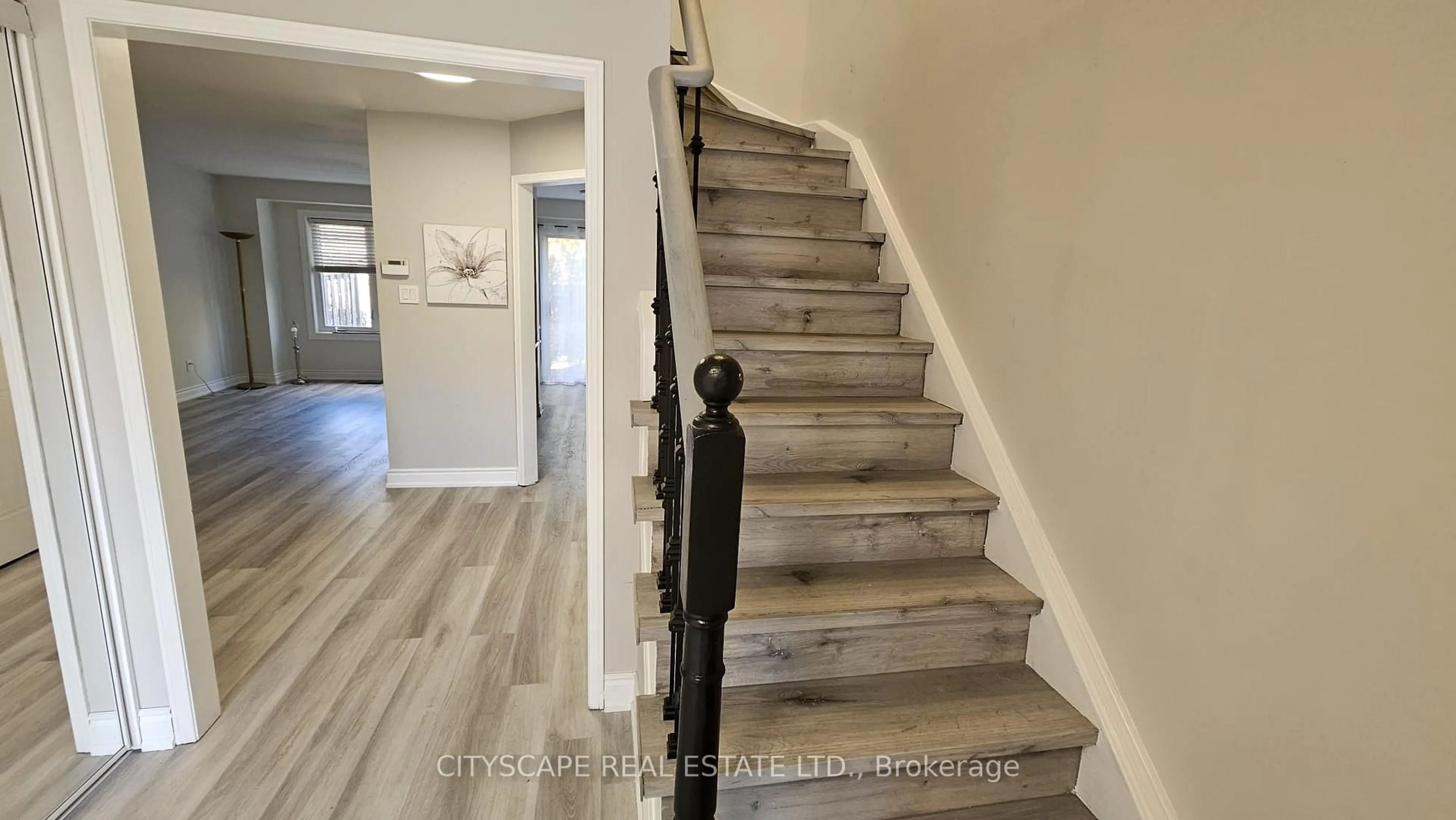 Stairs for 1485 Torrington Dr #Unit 5, Mississauga Ontario L5V 1Y3