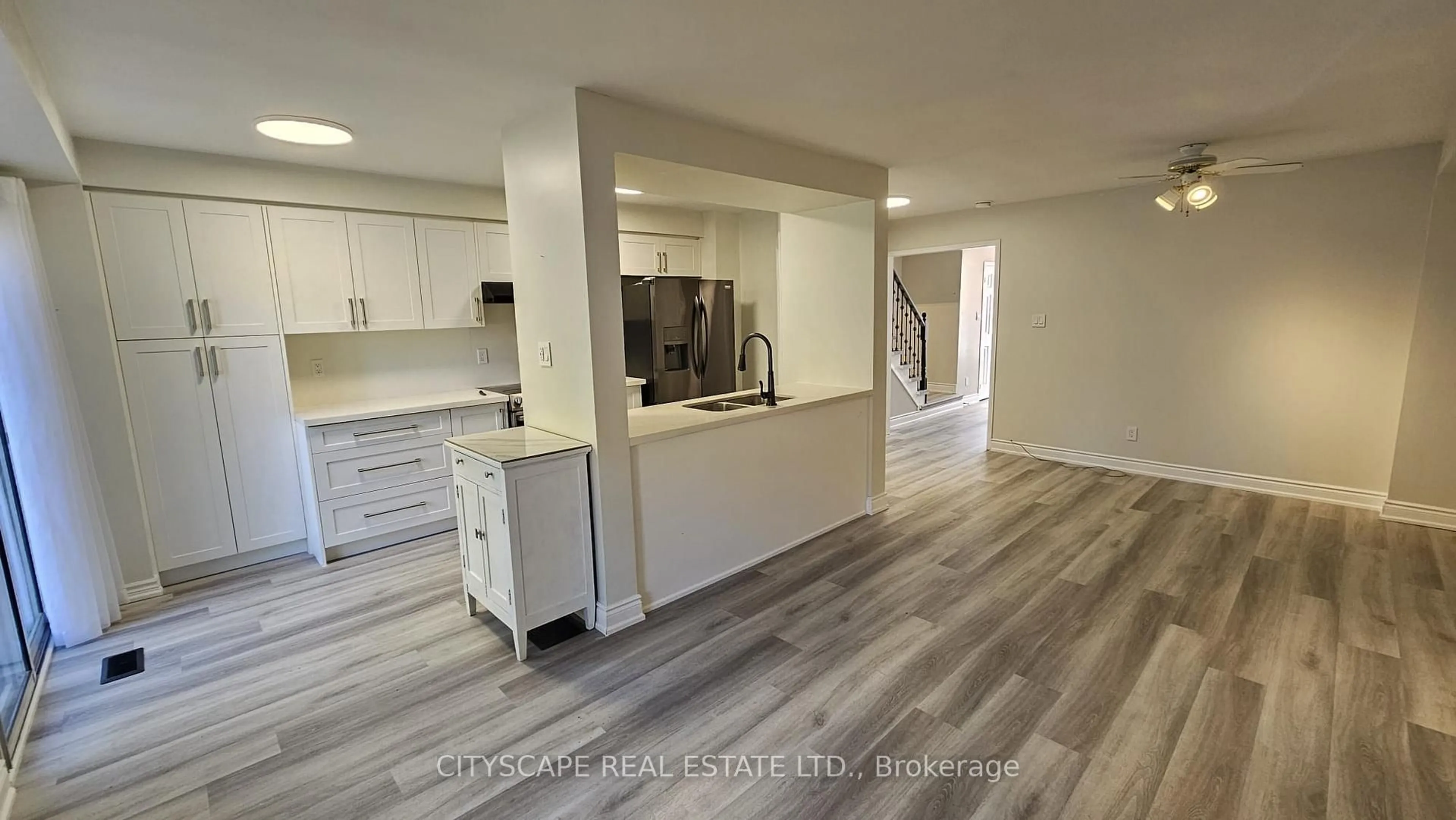 Open concept kitchen, wood/laminate floor for 1485 Torrington Dr #Unit 5, Mississauga Ontario L5V 1Y3