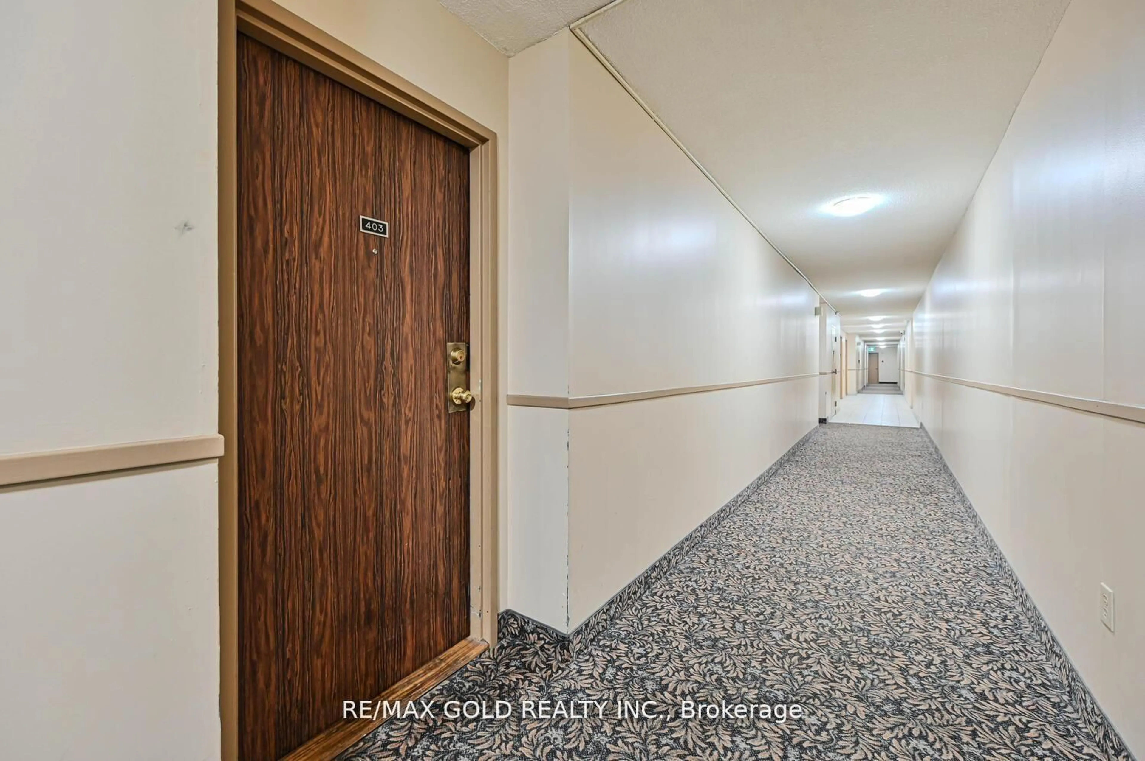 Indoor foyer for 21 Knightsbridge Rd #403, Brampton Ontario L6T 3Y1