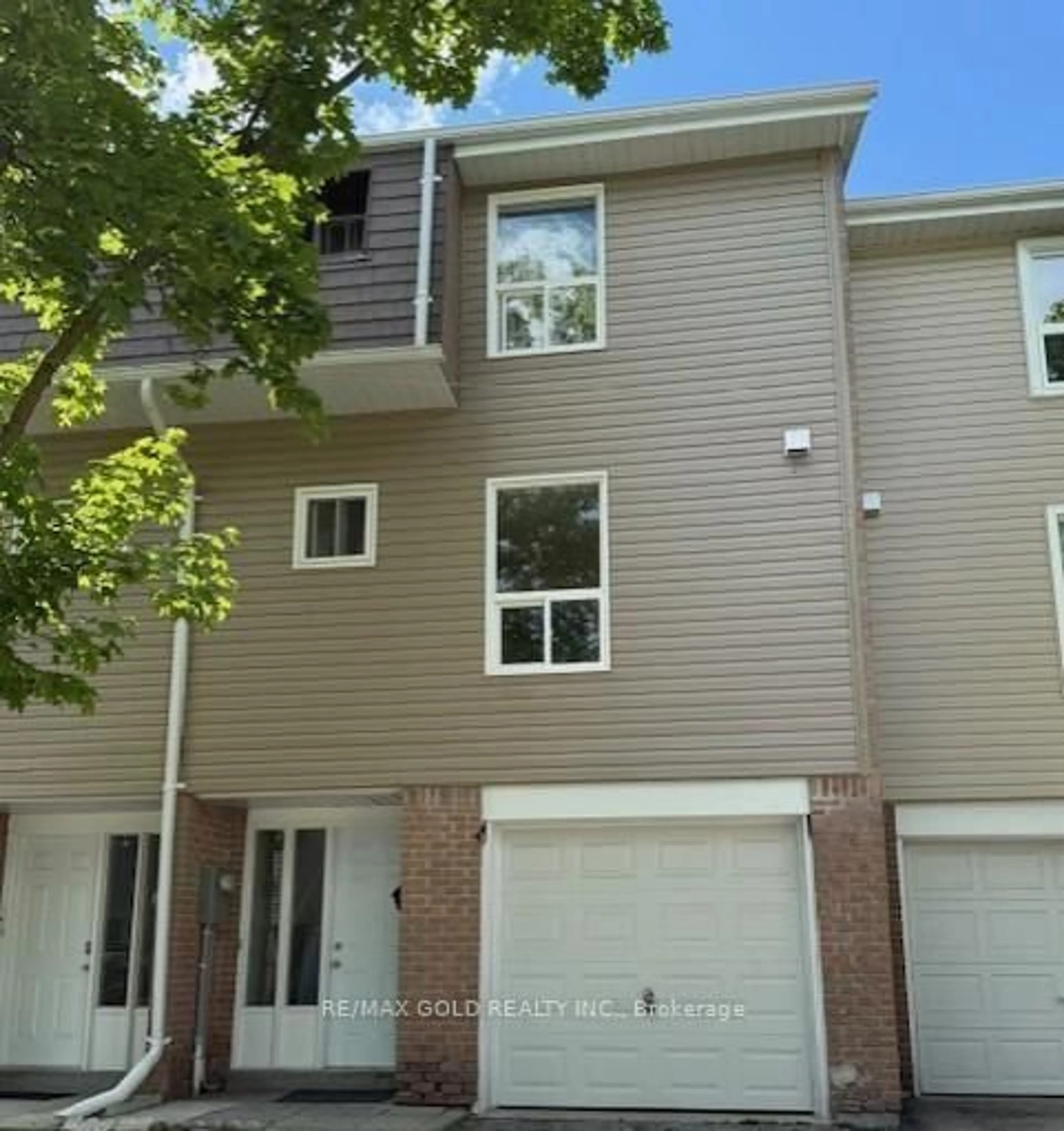 Home with vinyl exterior material, street for 40 Ellis Dr, Brampton Ontario L6T 4C4