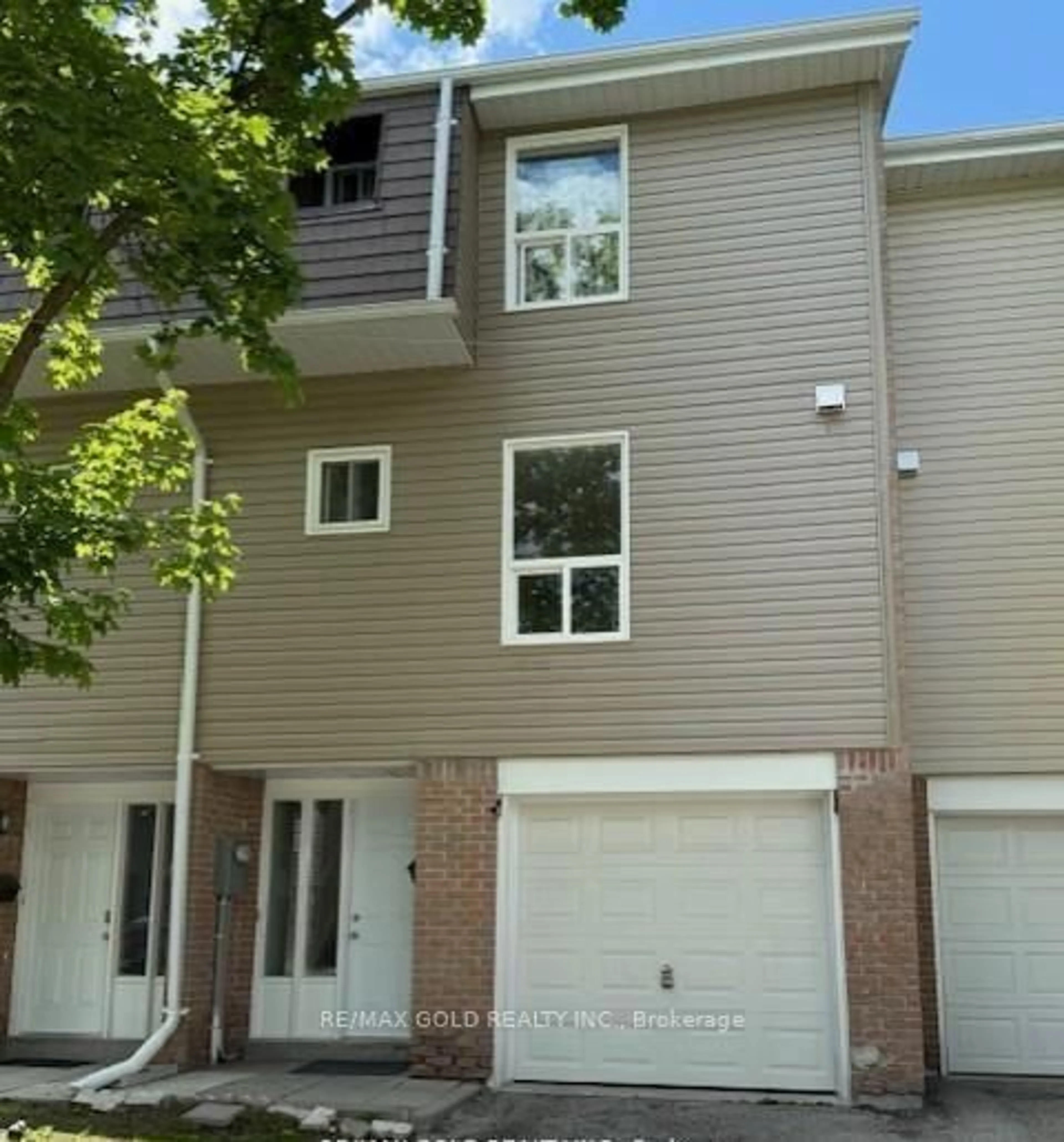 Home with vinyl exterior material, street for 40 Ellis Dr, Brampton Ontario L6T 4C4