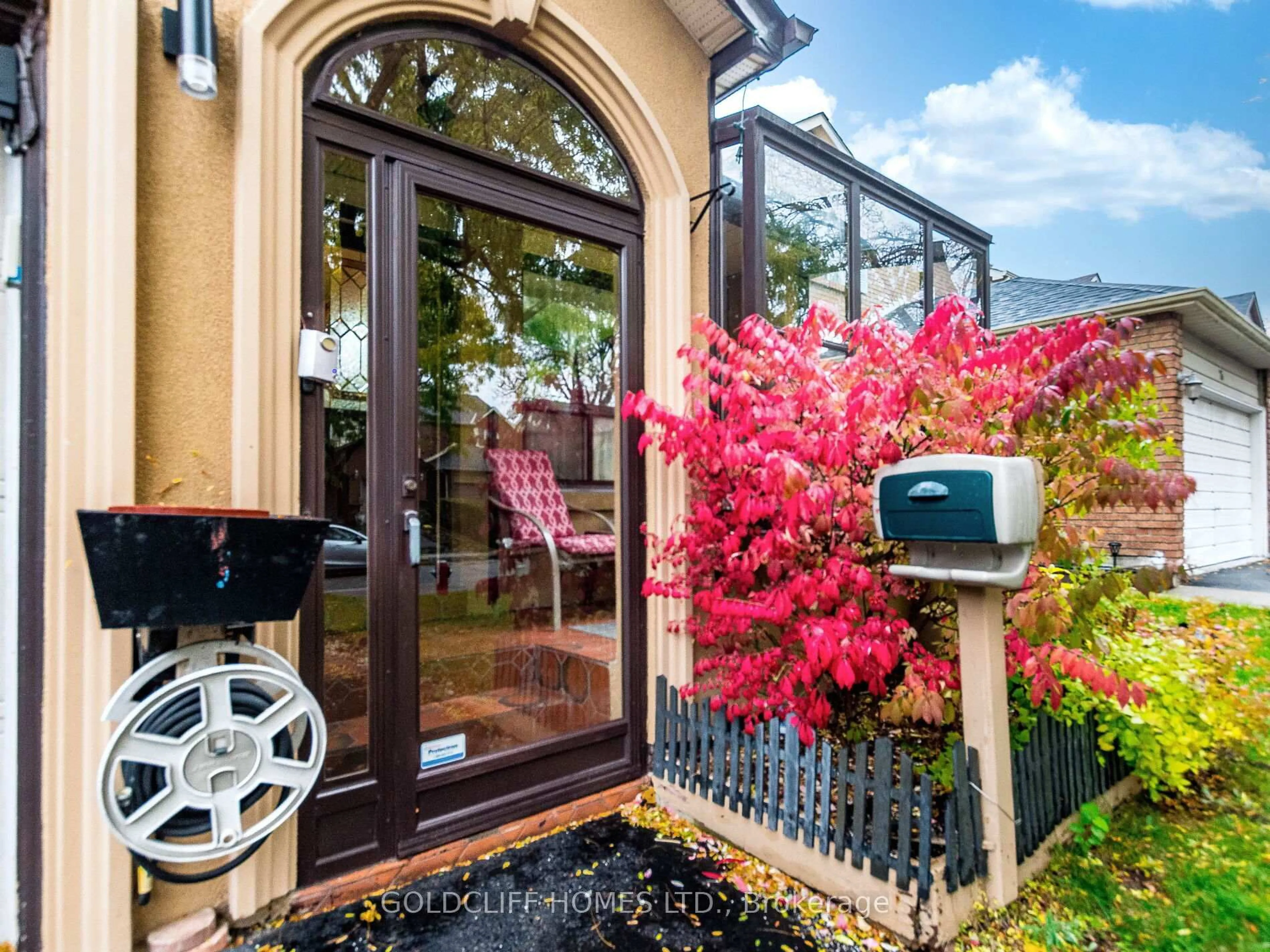 Indoor entryway for 24 Rowe Crt, Brampton Ontario L6X 2S2
