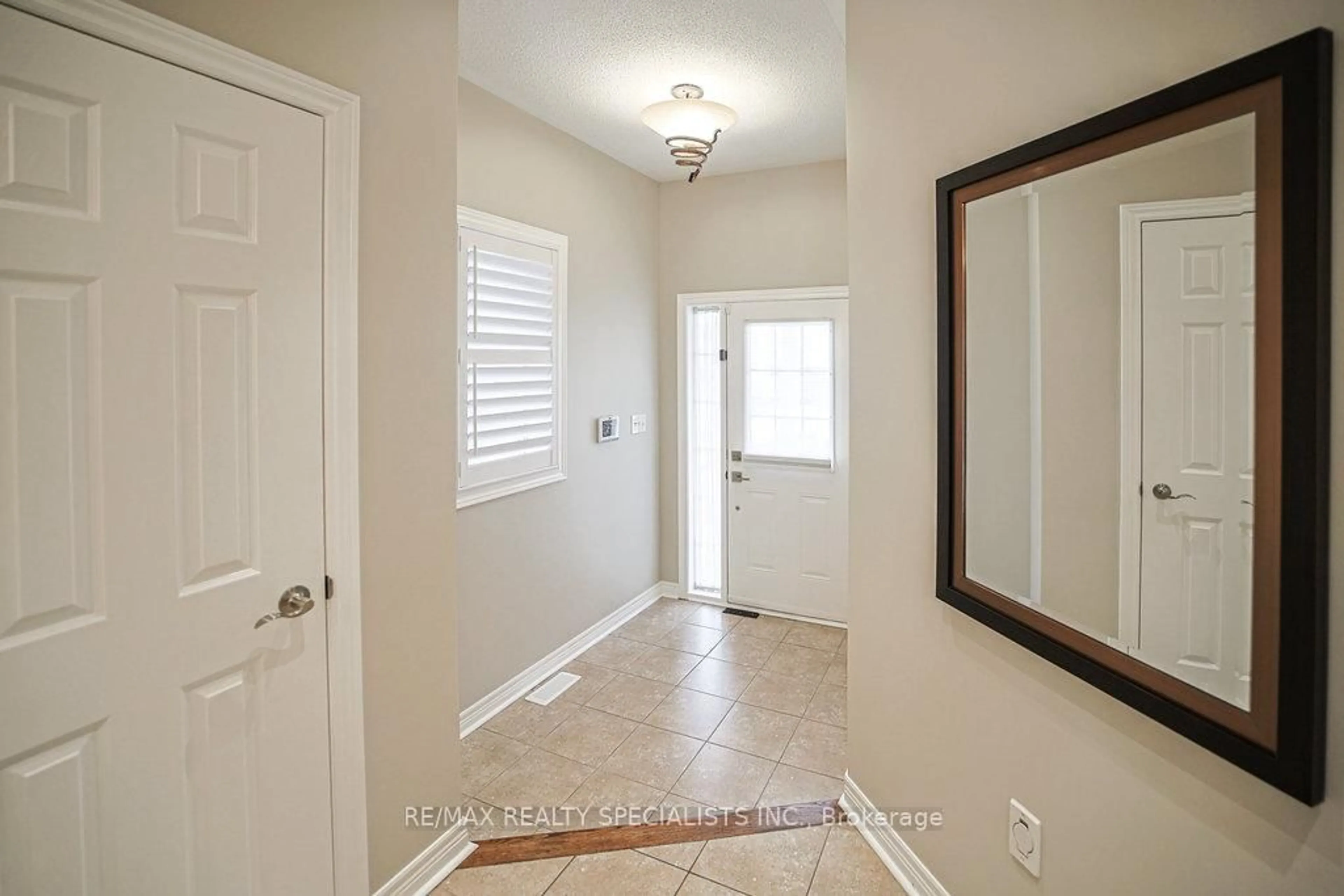 Indoor entryway for 3056 Mission Hill Dr, Mississauga Ontario L5M 0C1