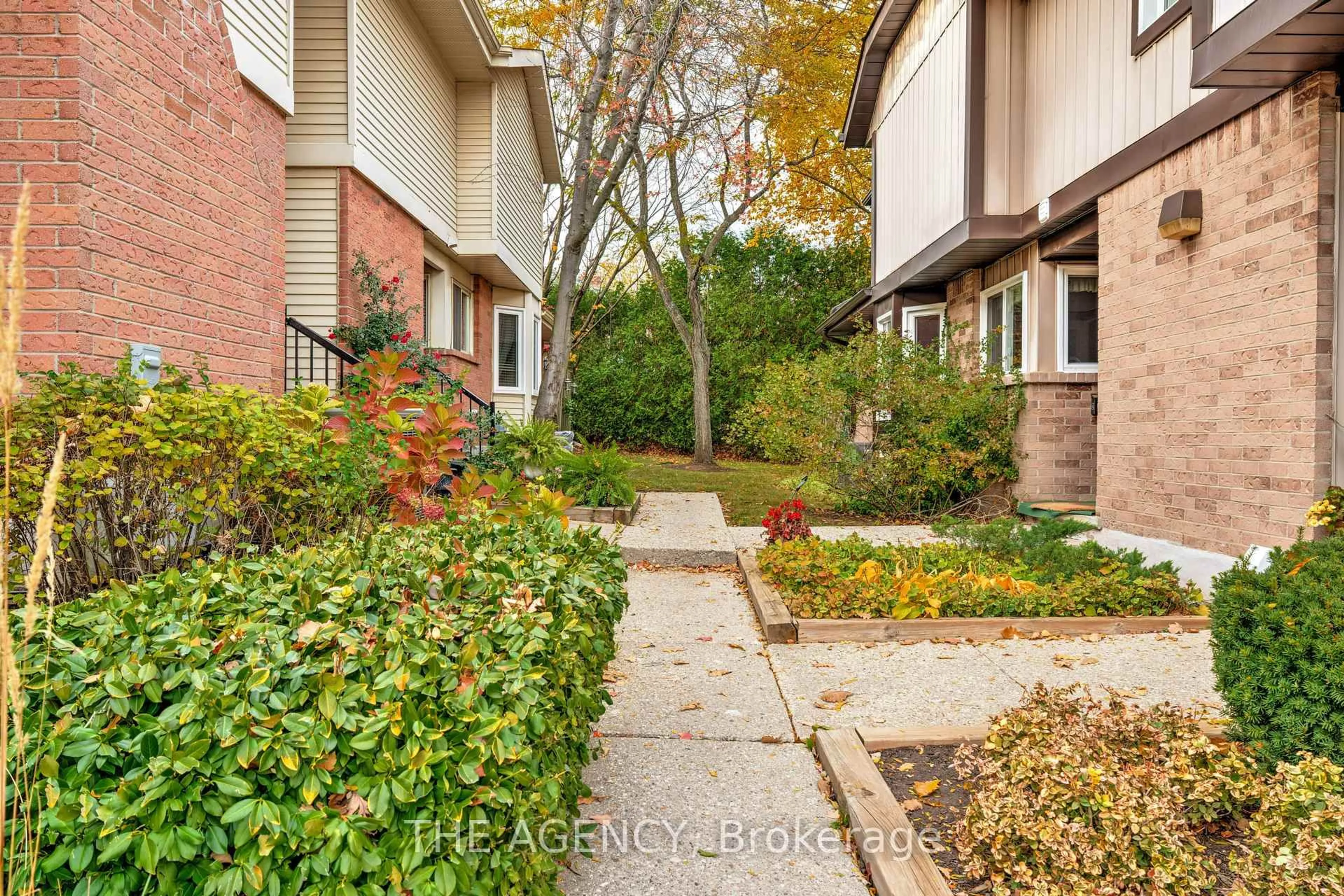 Patio, street for 1509 Upper Middle Rd #4, Burlington Ontario L7P 4M5