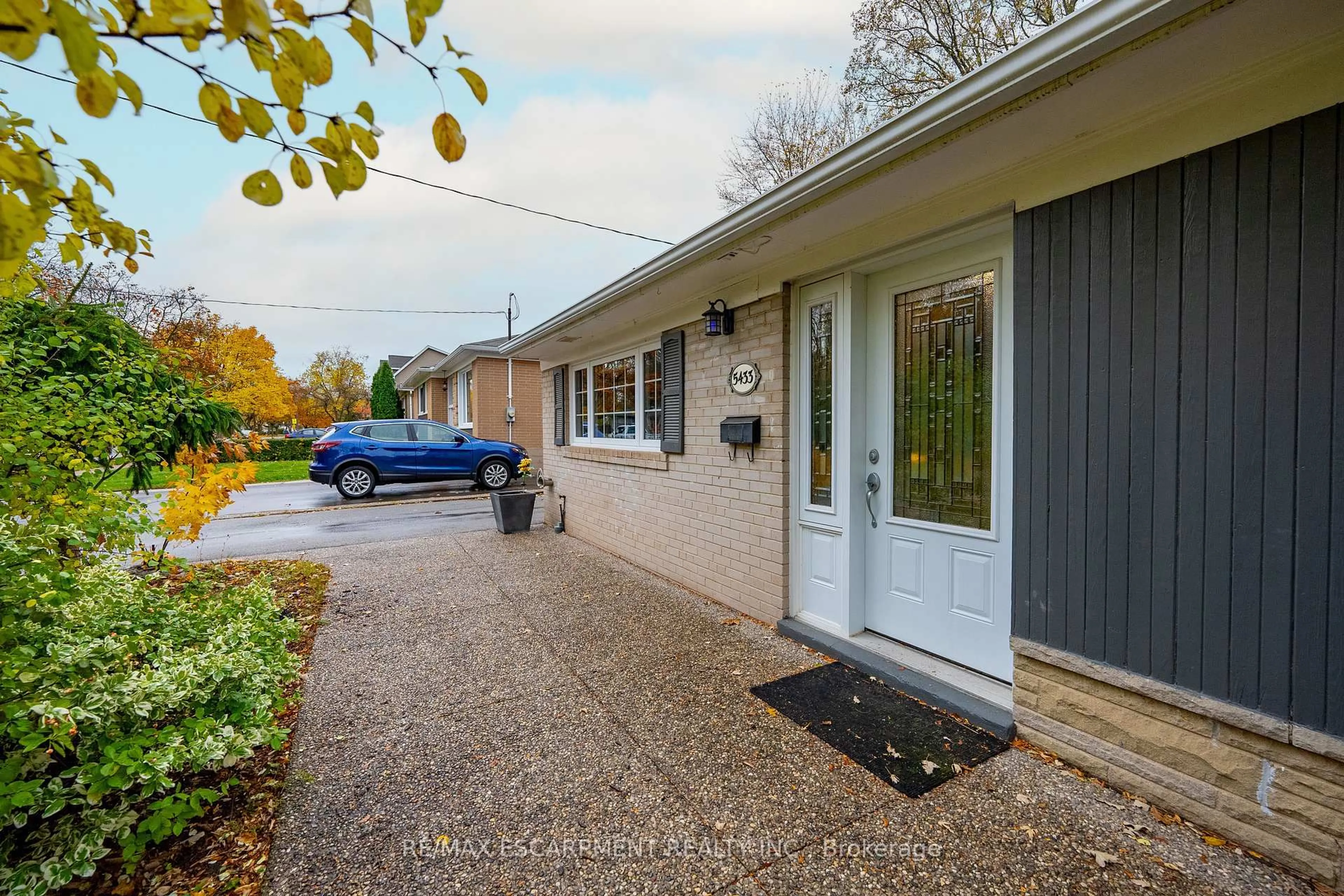 A pic from outside/outdoor area/front of a property/back of a property/a pic from drone, street for 5433 Spruce Ave, Burlington Ontario L7L 1N8