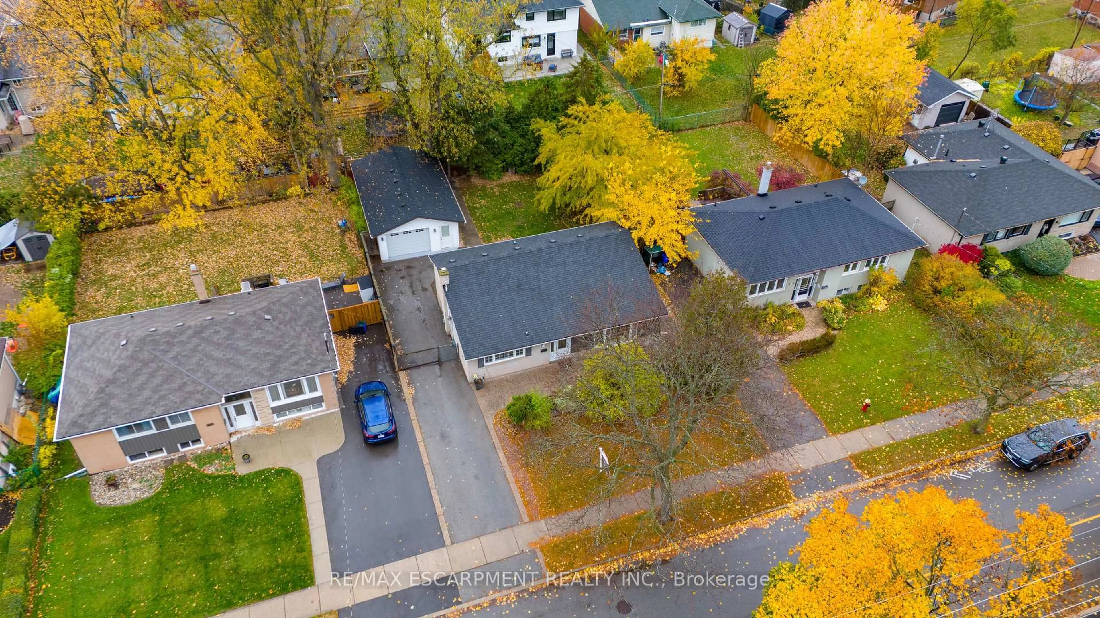 A pic from outside/outdoor area/front of a property/back of a property/a pic from drone, street for 5433 Spruce Ave, Burlington Ontario L7L 1N8