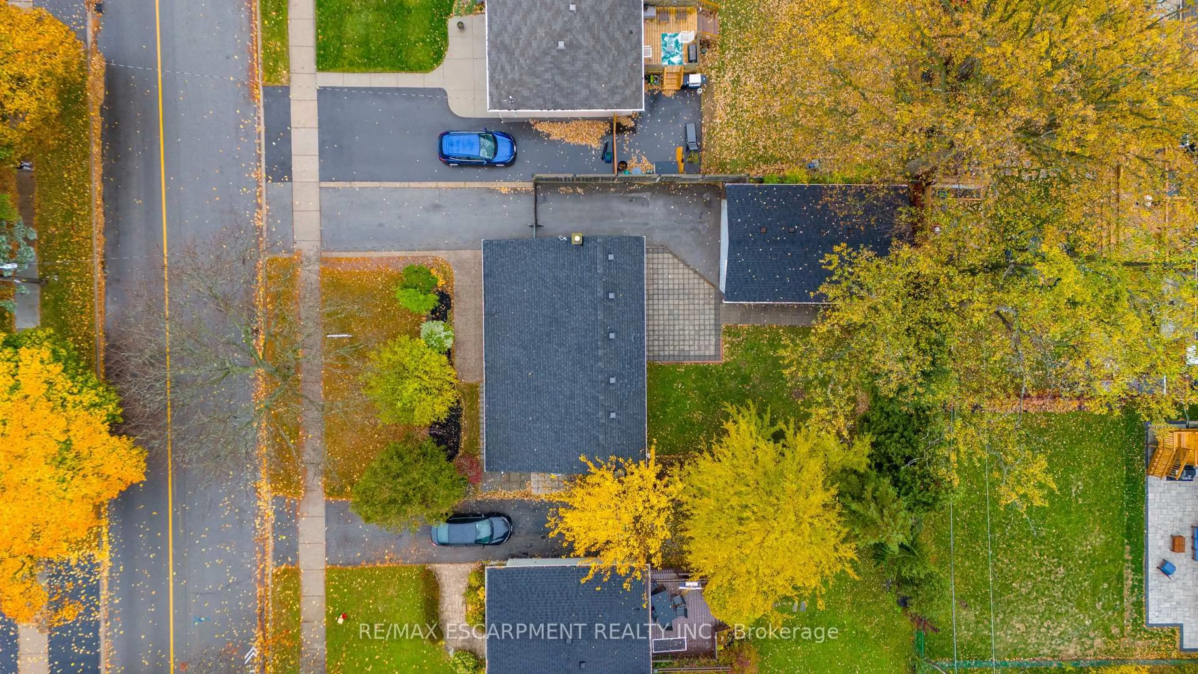 A pic from outside/outdoor area/front of a property/back of a property/a pic from drone, street for 5433 Spruce Ave, Burlington Ontario L7L 1N8