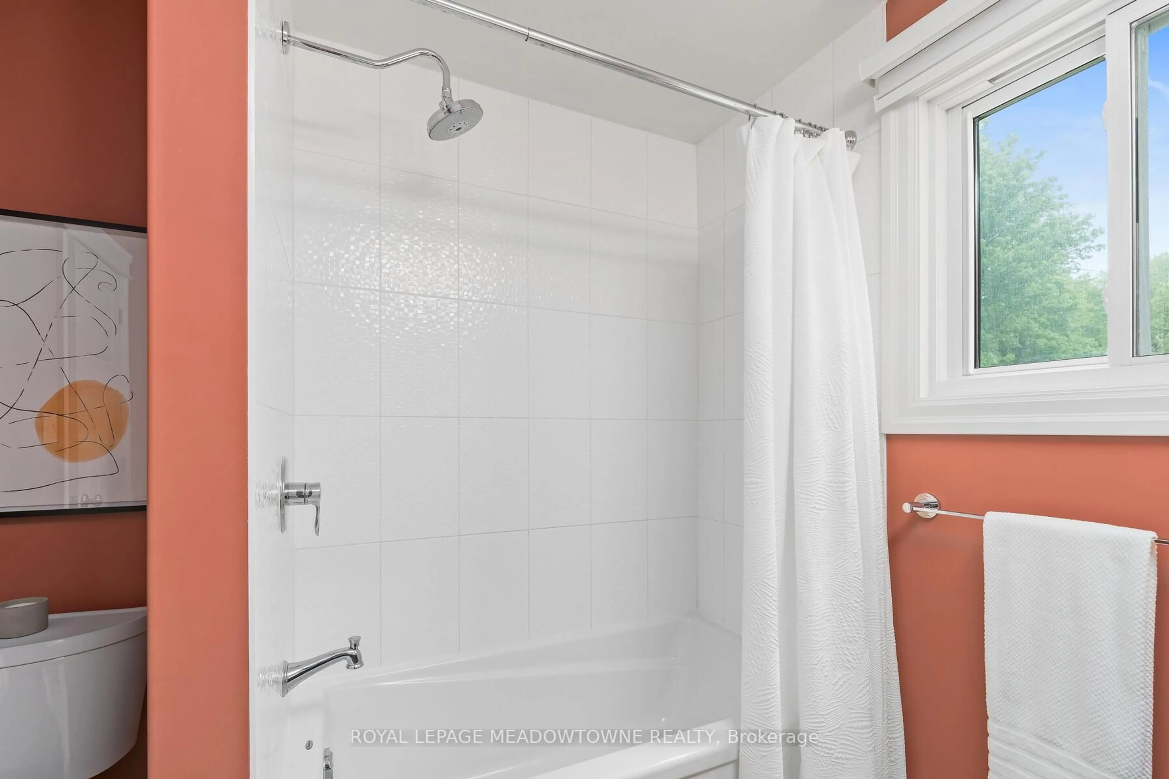 Standard bathroom, ceramic/tile floor for 13609 6 Line, Halton Hills Ontario L0P 1H0