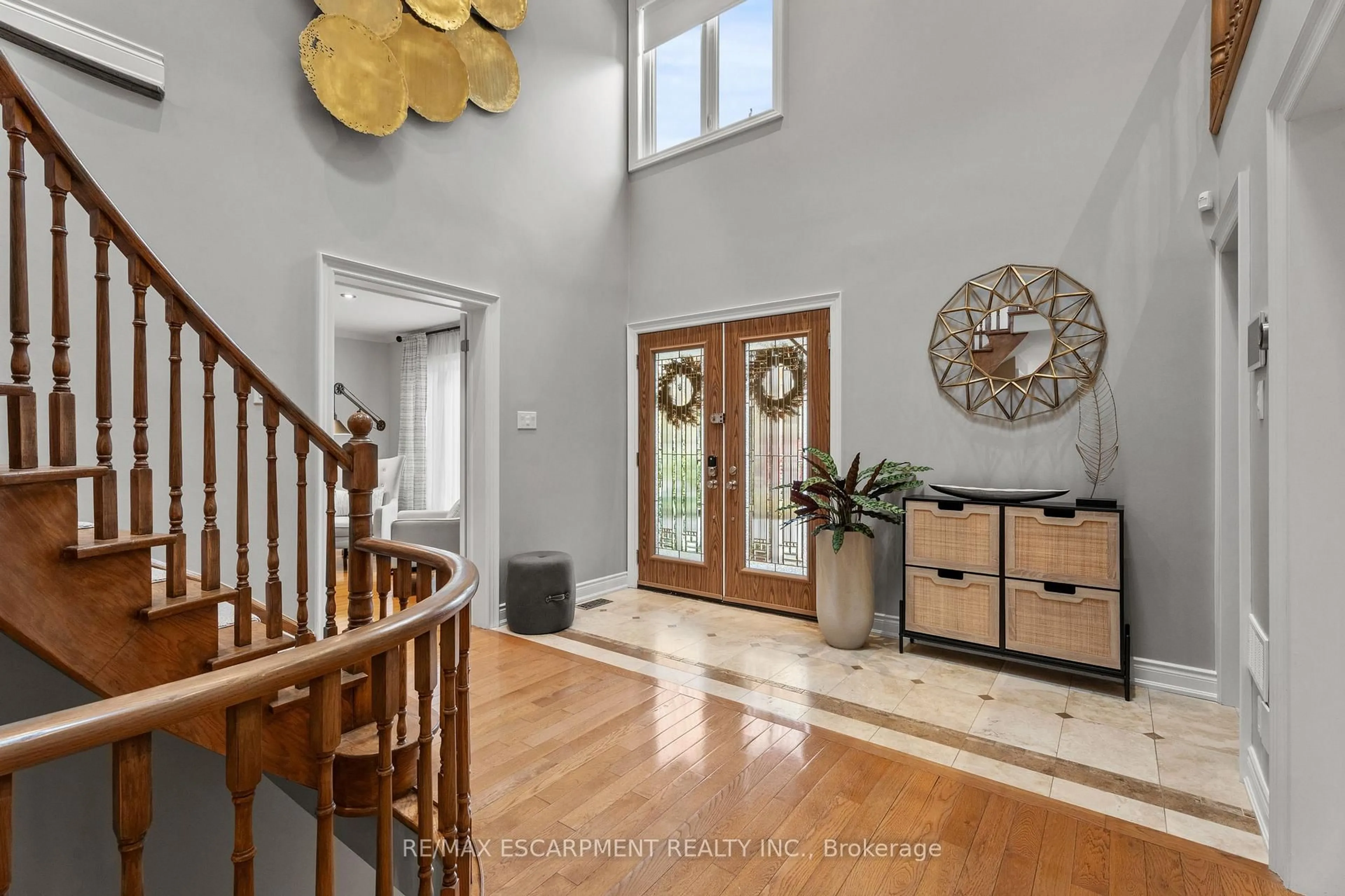 Indoor entryway for 1759 Featherston Crt, Mississauga Ontario L5L 3E2