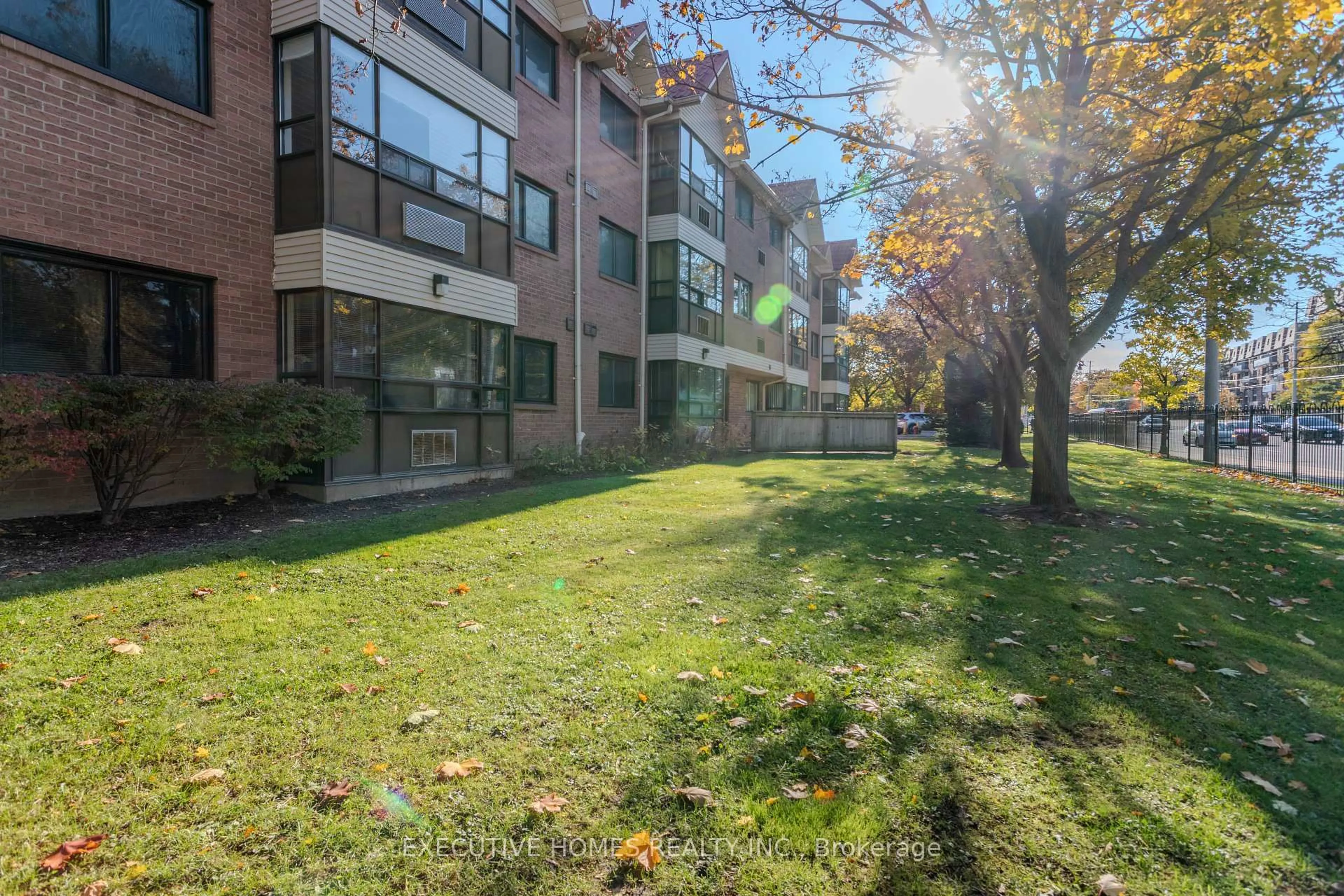 Patio, unknown for 1275 Cornerbrook Pl #102, Mississauga Ontario L5C 3J3