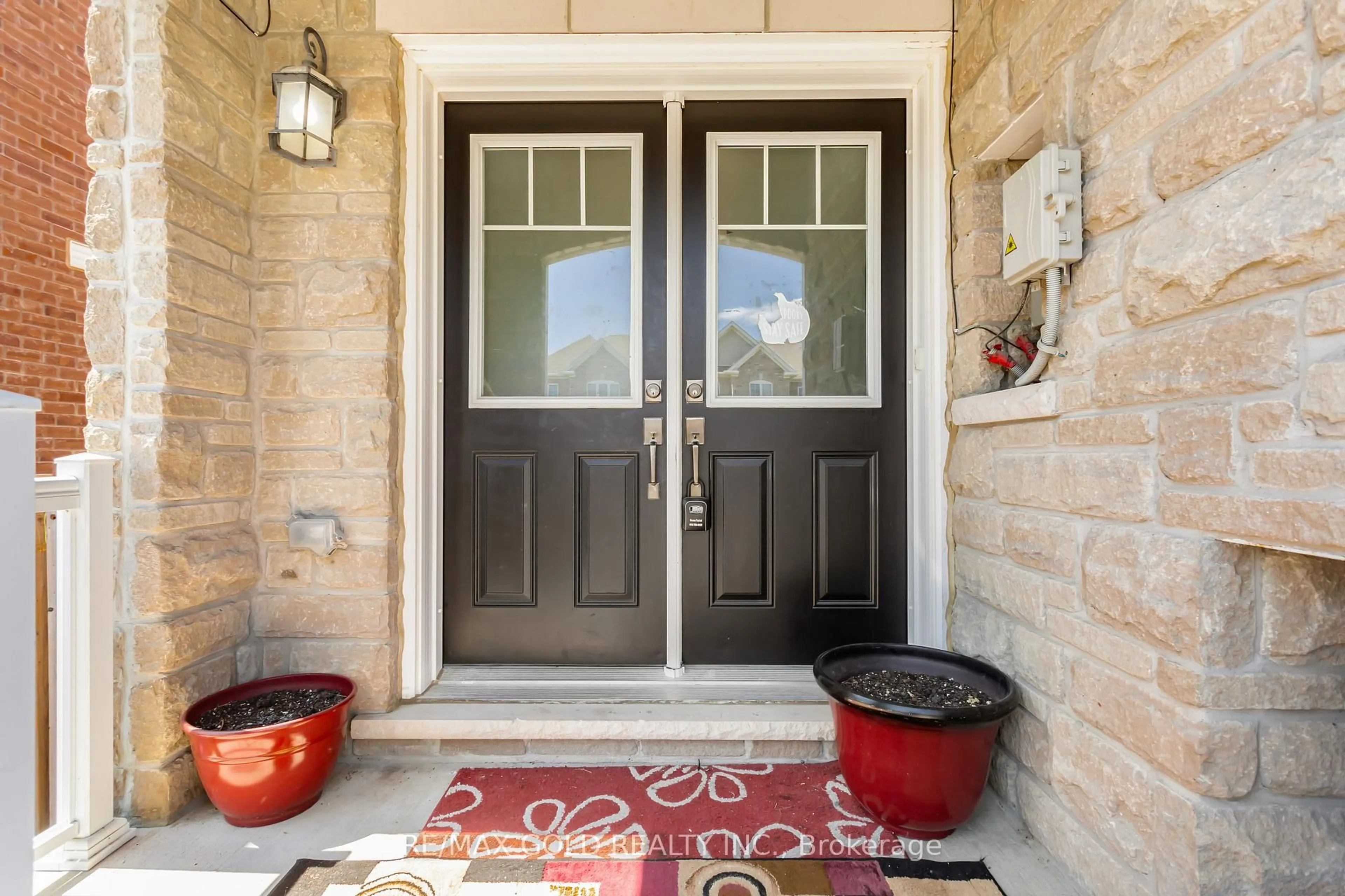 Indoor entryway for 486 Queen Mary Dr, Brampton Ontario L7A 4N3