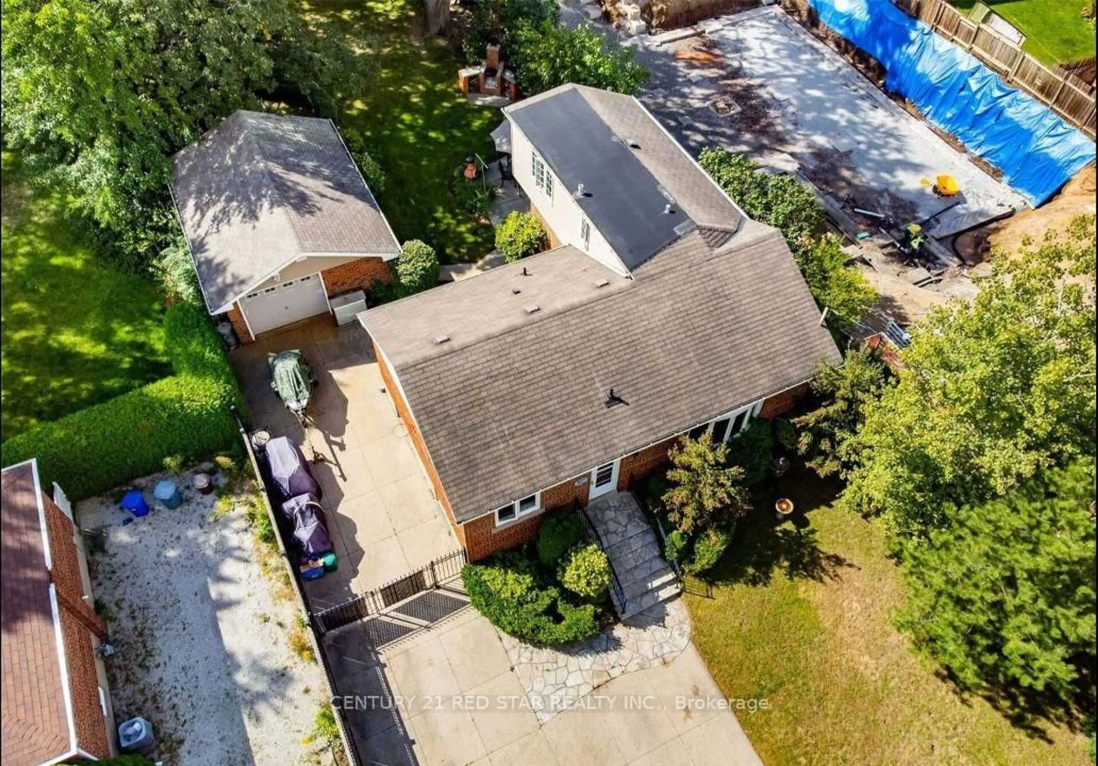 A pic from outside/outdoor area/front of a property/back of a property/a pic from drone, street for 550 Fourth Line, Oakville Ontario L6L 5A7