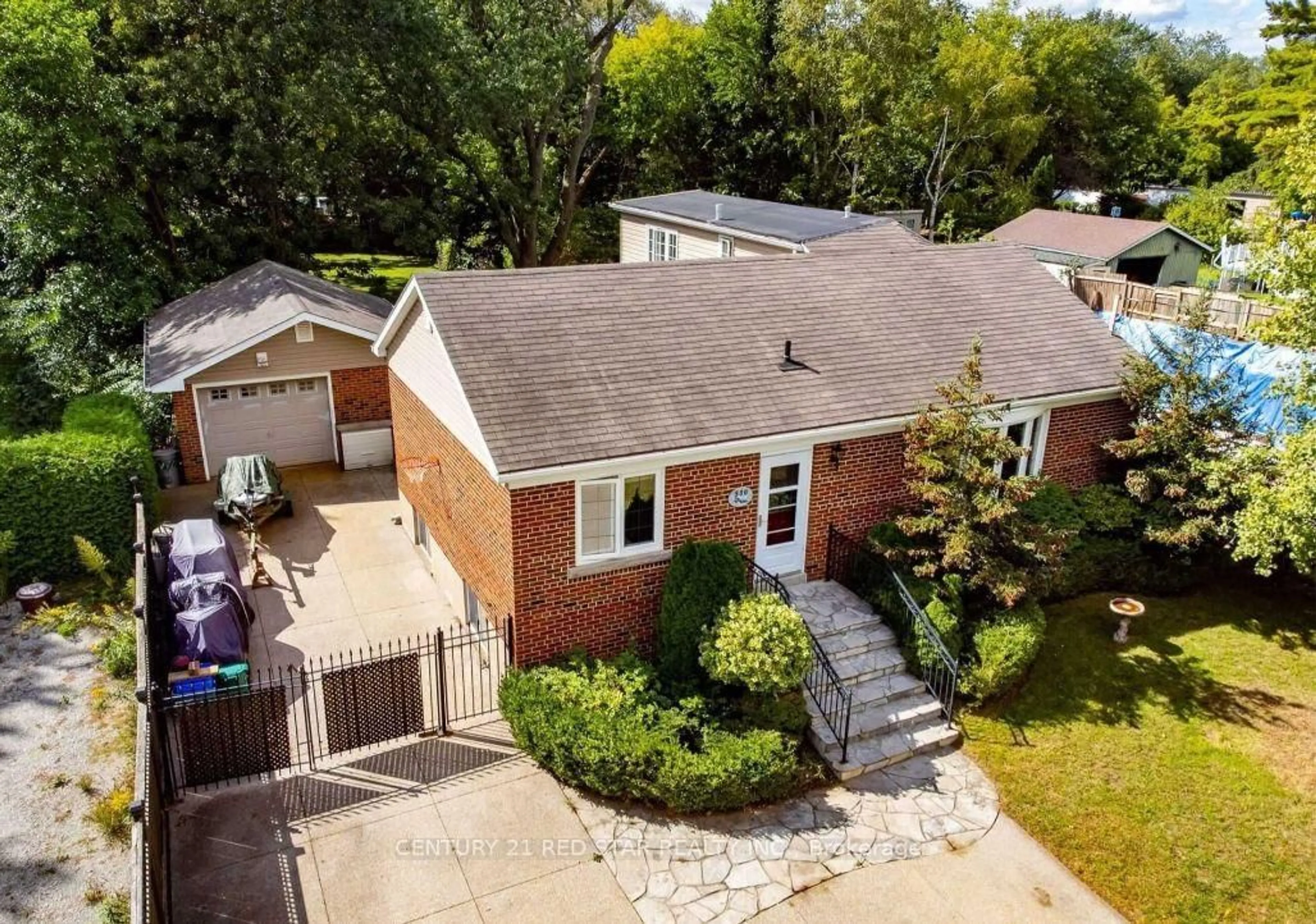 A pic from outside/outdoor area/front of a property/back of a property/a pic from drone, street for 550 Fourth Line, Oakville Ontario L6L 5A7
