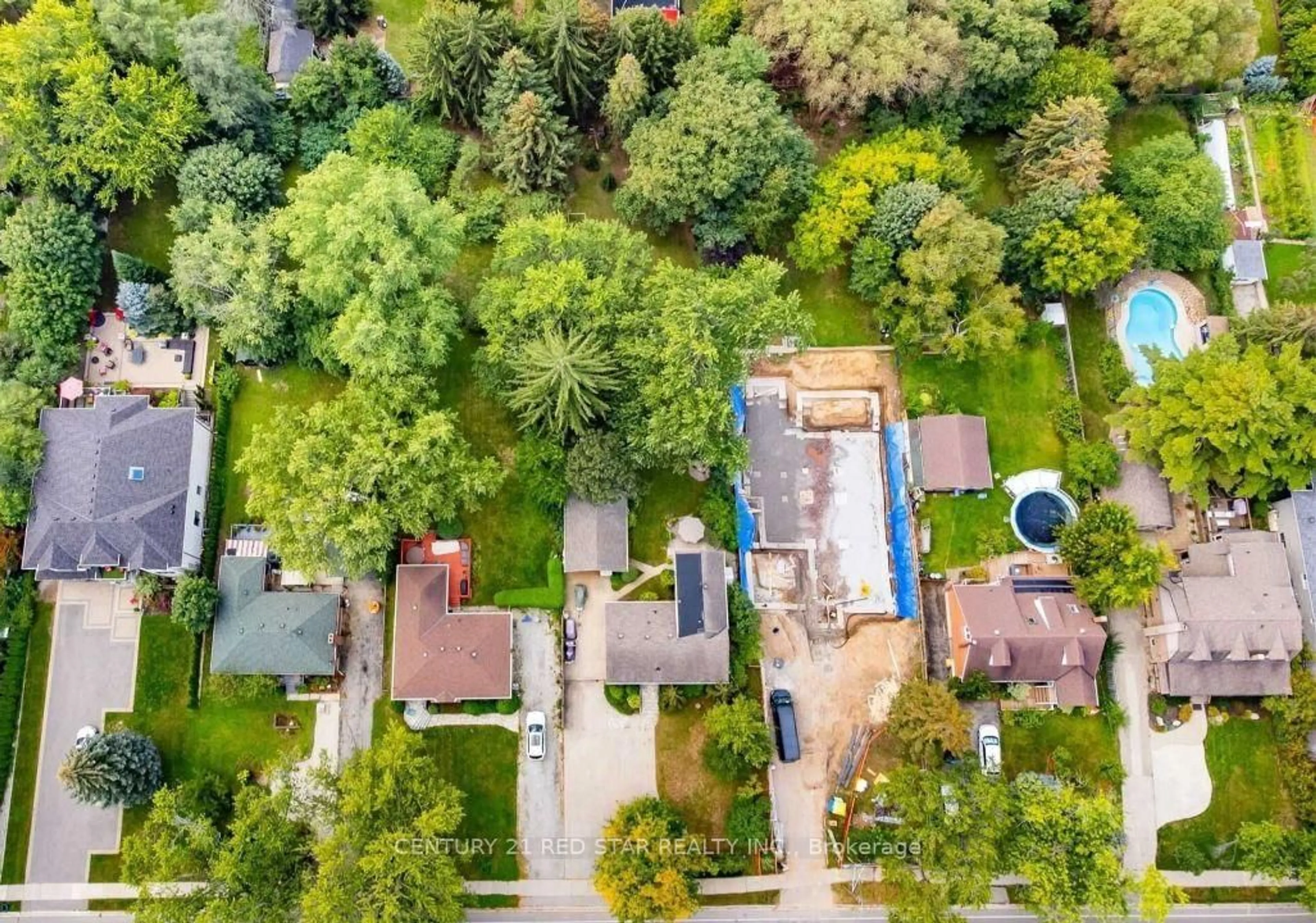 A pic from outside/outdoor area/front of a property/back of a property/a pic from drone, street for 550 Fourth Line, Oakville Ontario L6L 5A7