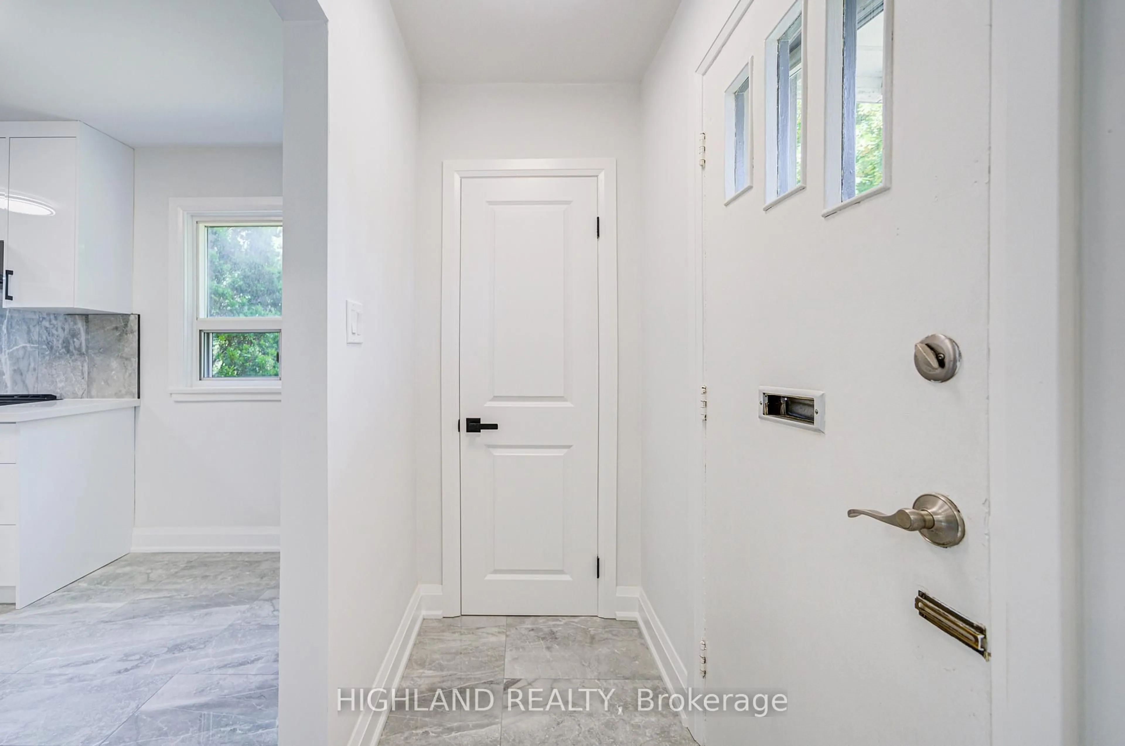 Indoor entryway for 38 Esmond Cres, Toronto Ontario M9W 1T4