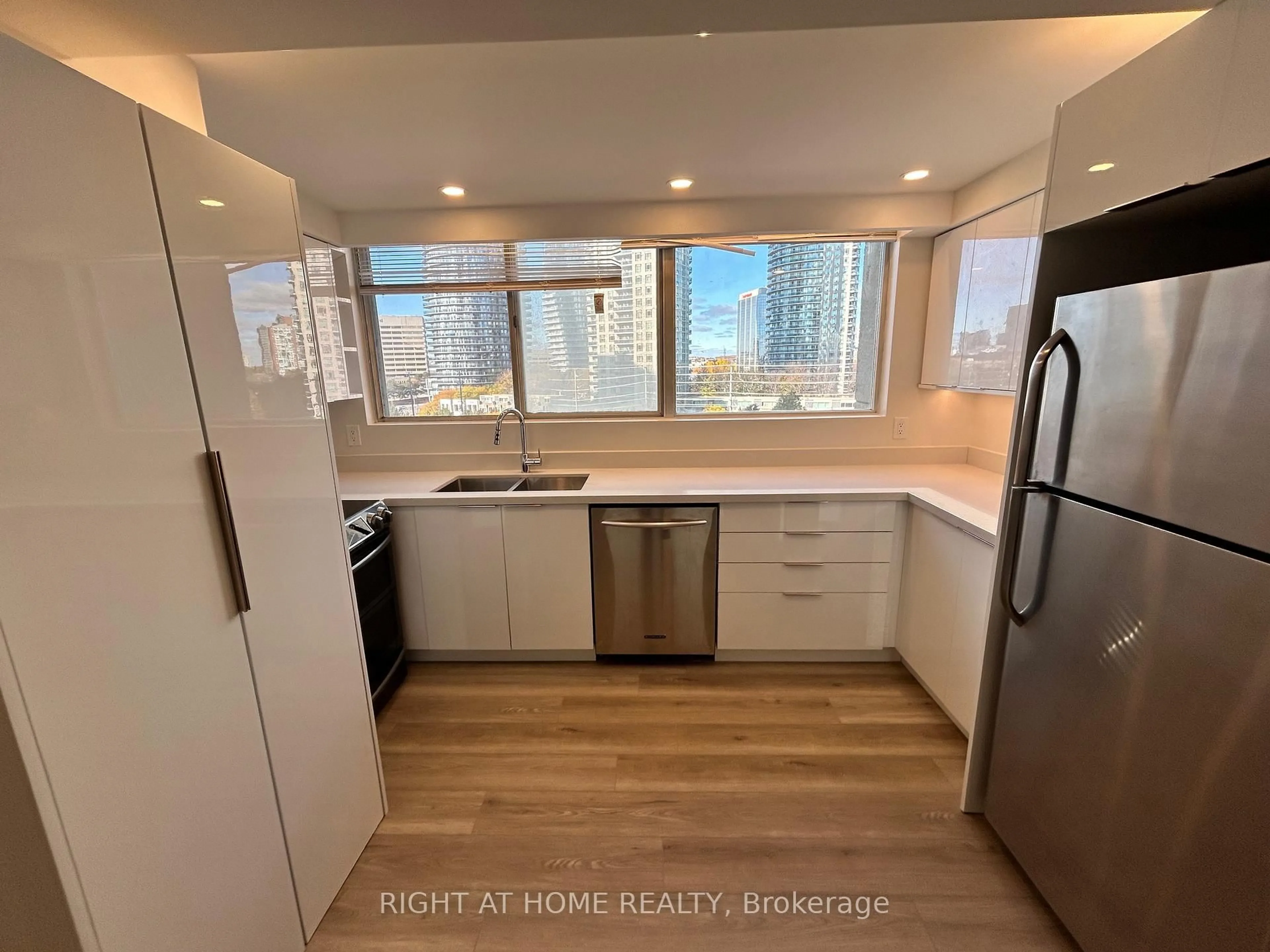 Standard kitchen, unknown for 3700 KANEFF Cres #809, Mississauga Ontario L5A 4B8