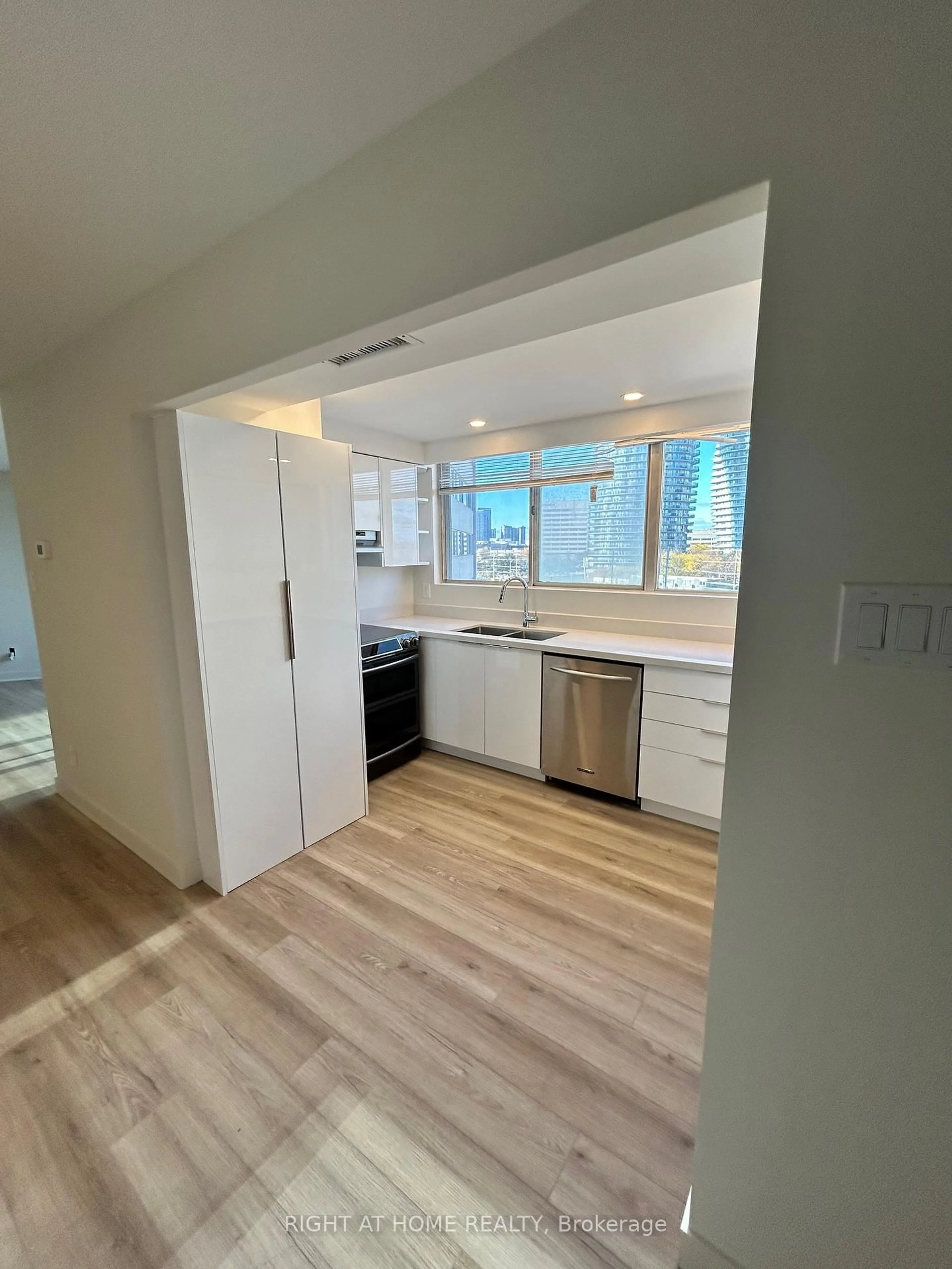 Open concept kitchen, unknown for 3700 KANEFF Cres #809, Mississauga Ontario L5A 4B8